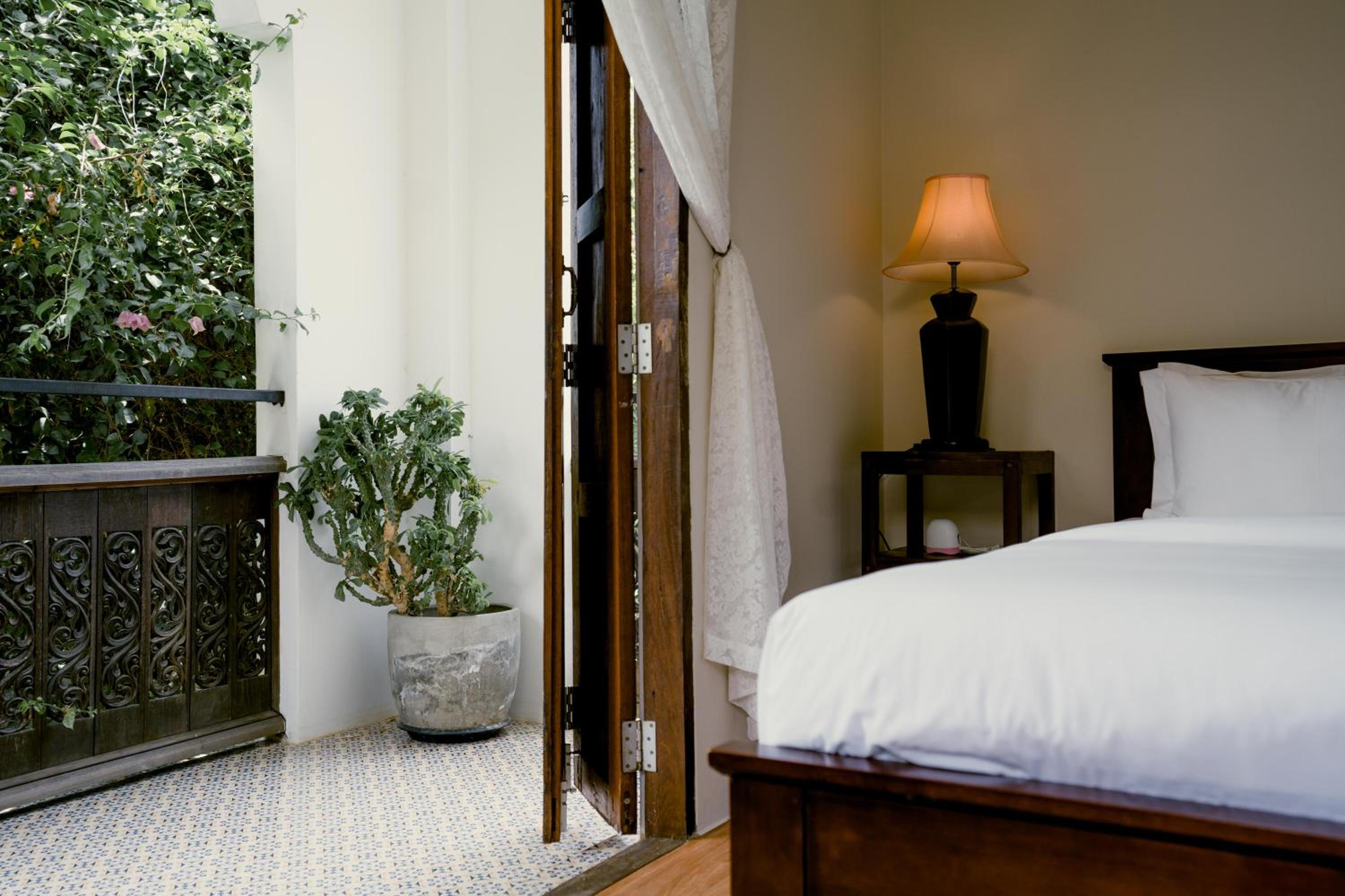 Mammoth Art Studio Pool villa in old city view 4