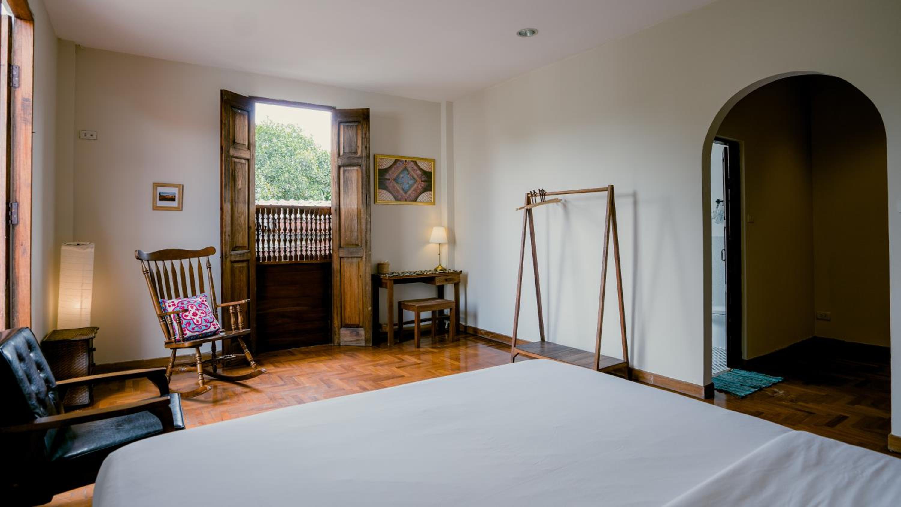 Mammoth Art Studio Pool villa in old city view 5