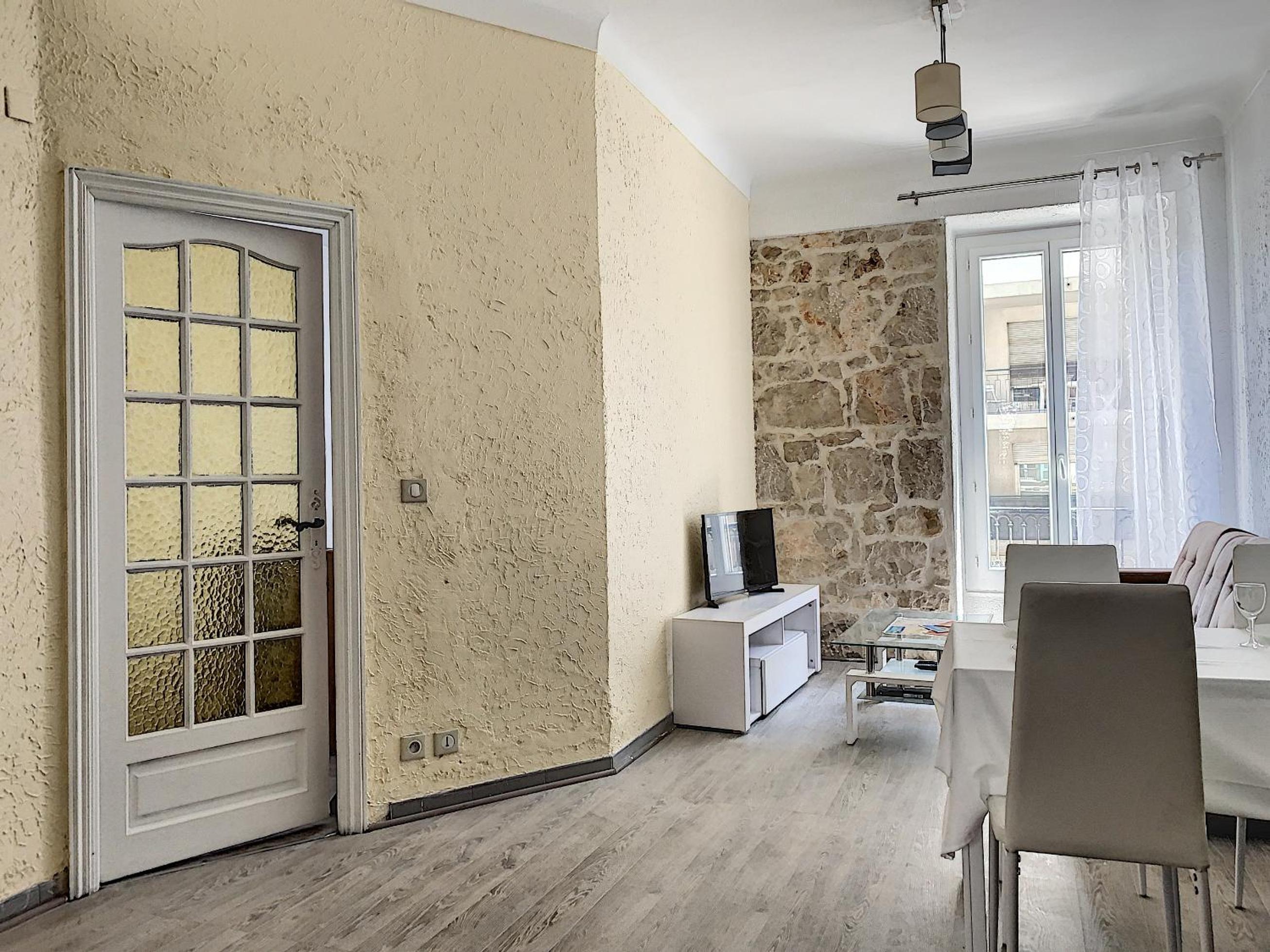 2-Bedroom Apartment Nice Port with Parking photo 4