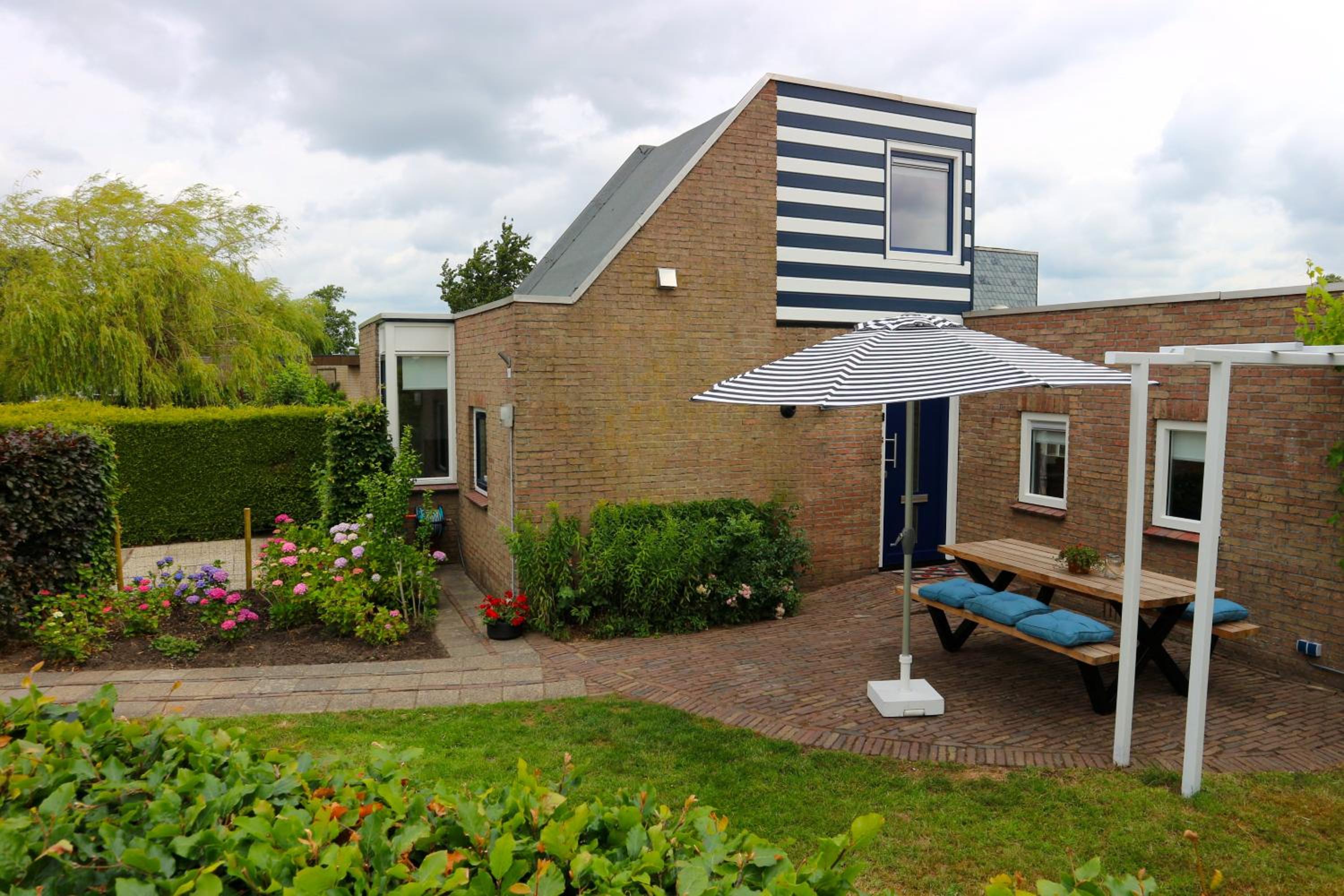 Waterfront Holiday Home in Langweer, Friesland view 2