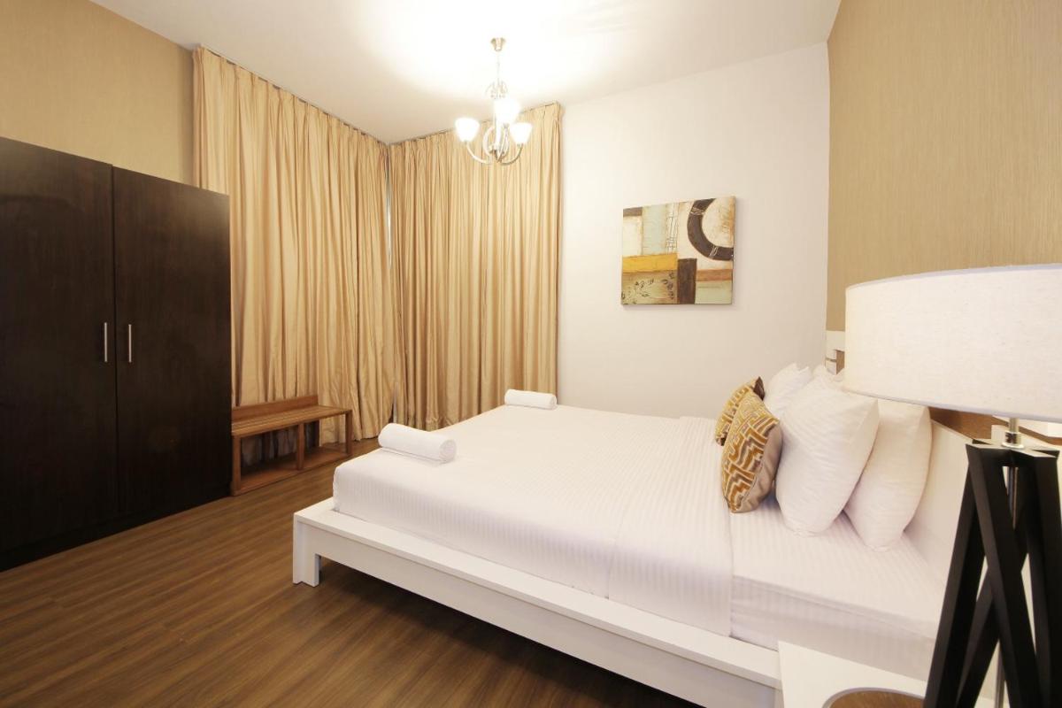 Private rooms in 3 bedroom apartment SKYNEST Homes marina pinnacle