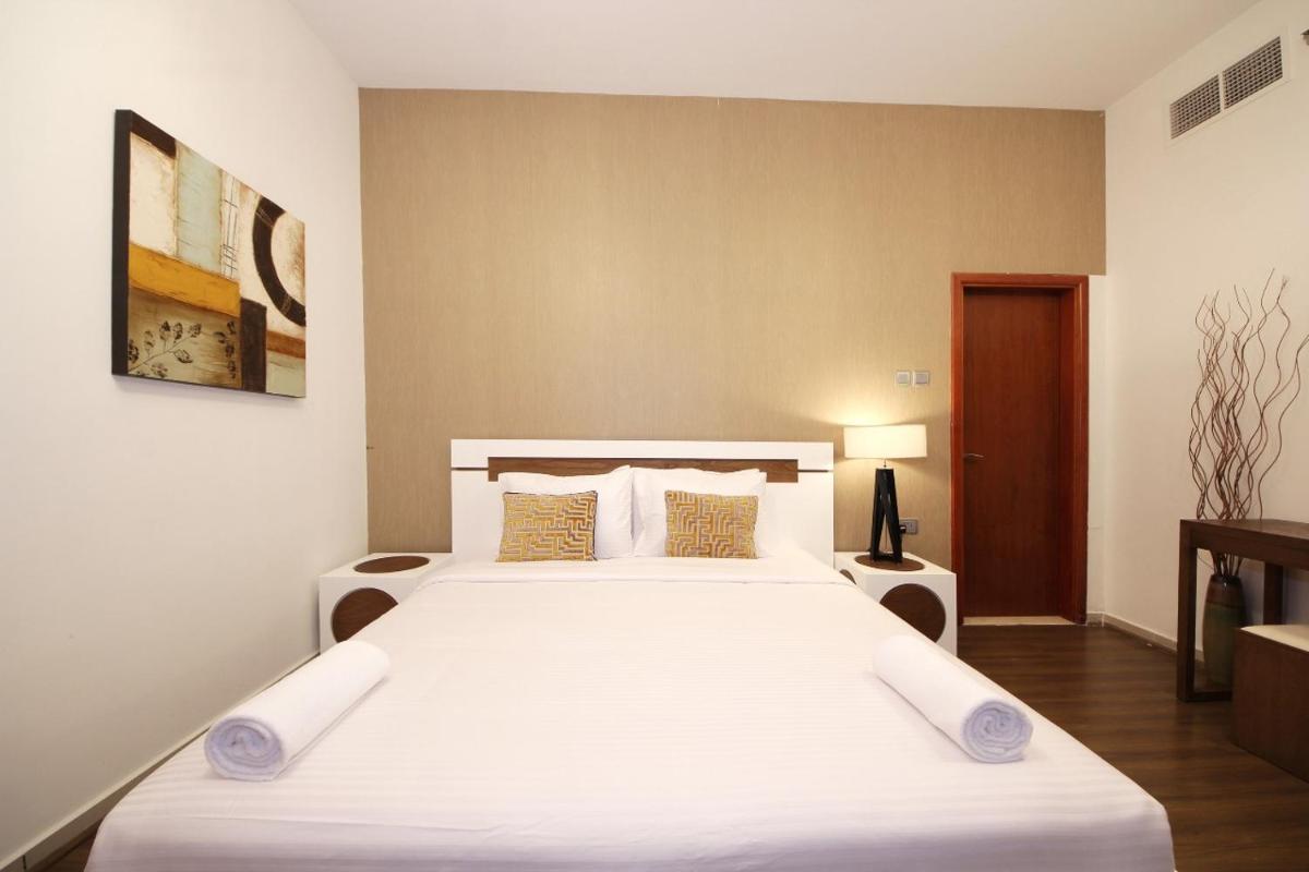 Private rooms in 3 bedroom apartment SKYNEST Homes marina pinnacle