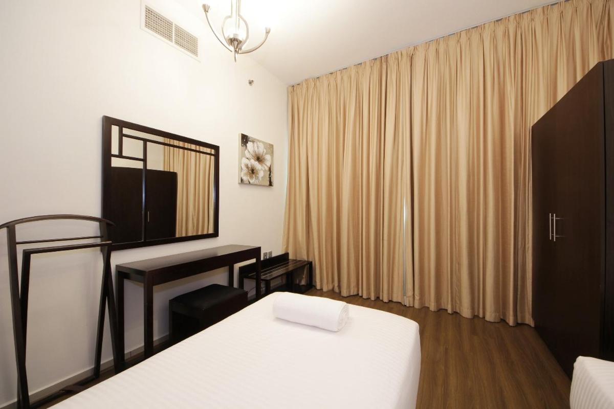 Private rooms in 3 bedroom apartment SKYNEST Homes marina pinnacle