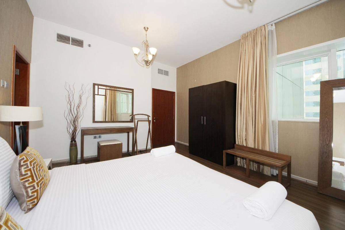 Private rooms in 3 bedroom apartment SKYNEST Homes marina pinnacle