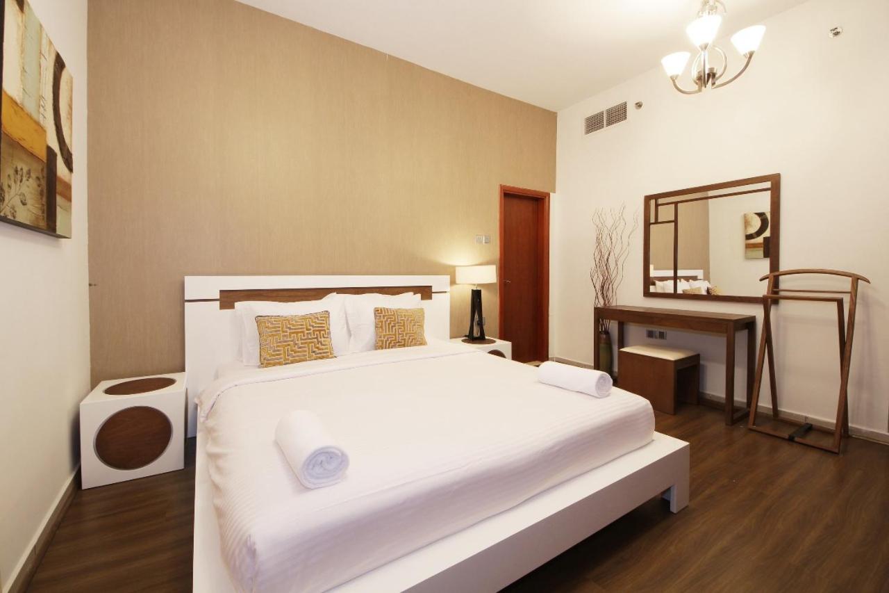 Private rooms in 3 bedroom apartment SKYNEST Homes marina pinnacle
