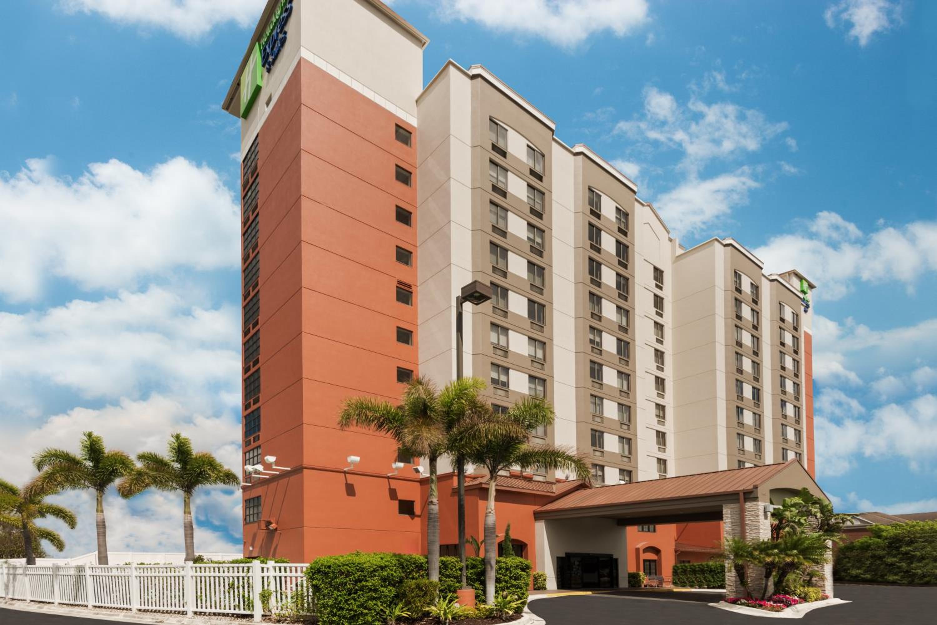 Hotel Holiday Inn Express & Suites - Nearest Universal Orlando, an IHG Hotel - Image 1