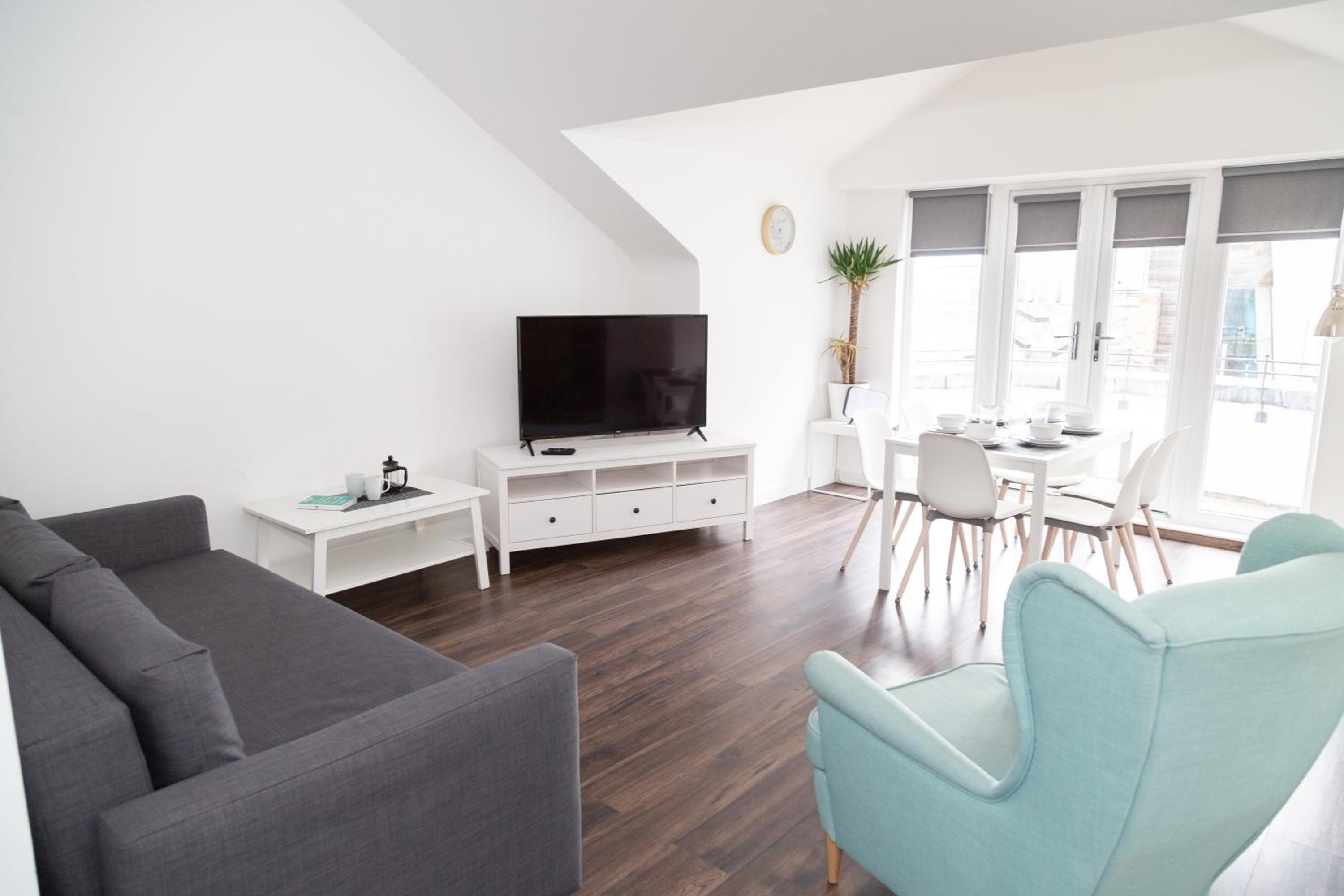 Serviced Apartments In Liverpool City Centre - L1 Boutique by Happy Days view 2