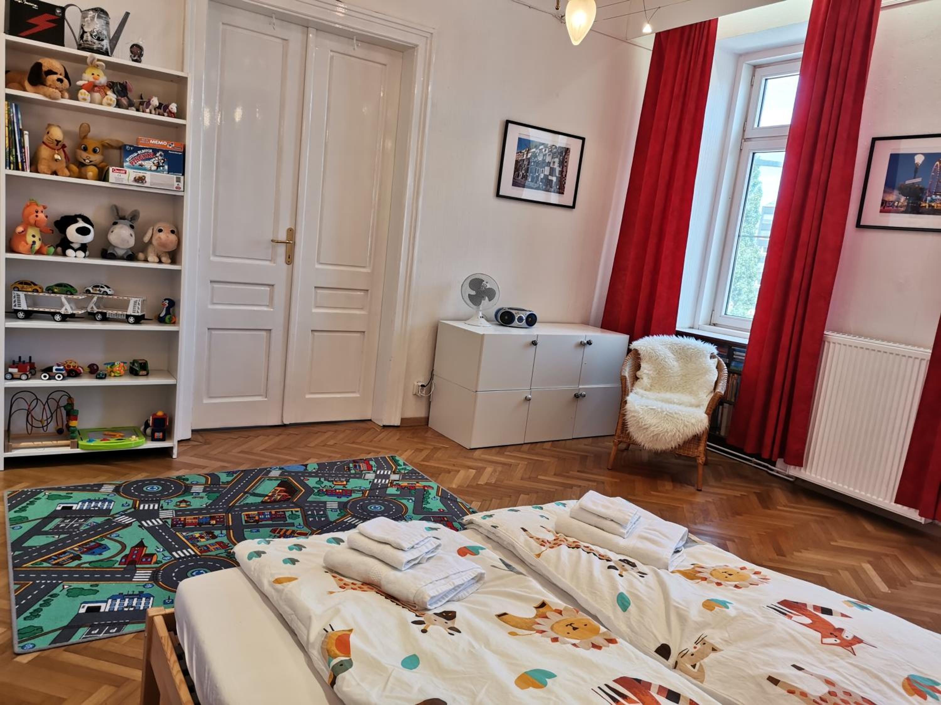Family apartment with two bathrooms near to city center