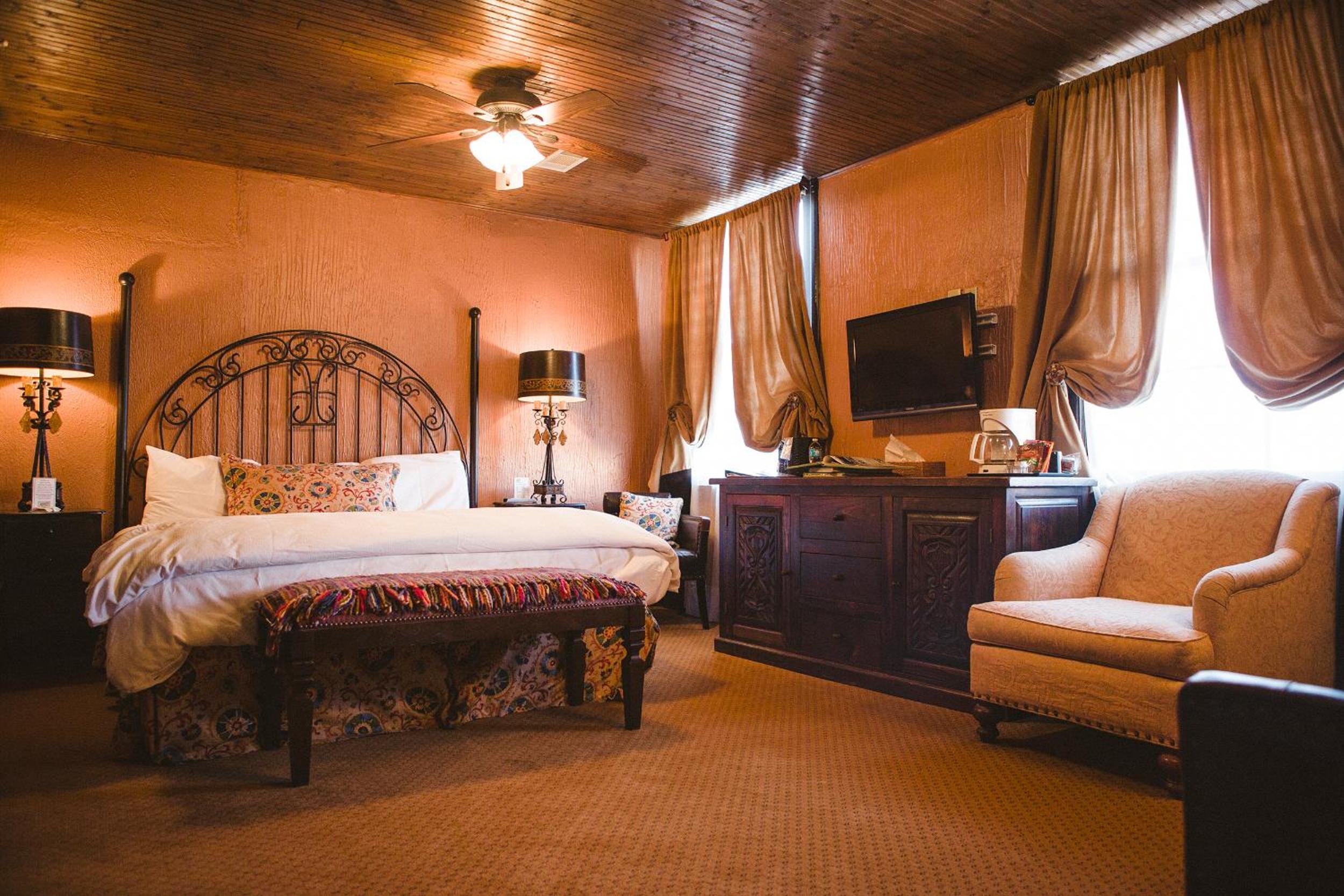 Alpine Vacations - The Holland Hotel - Property Image 4