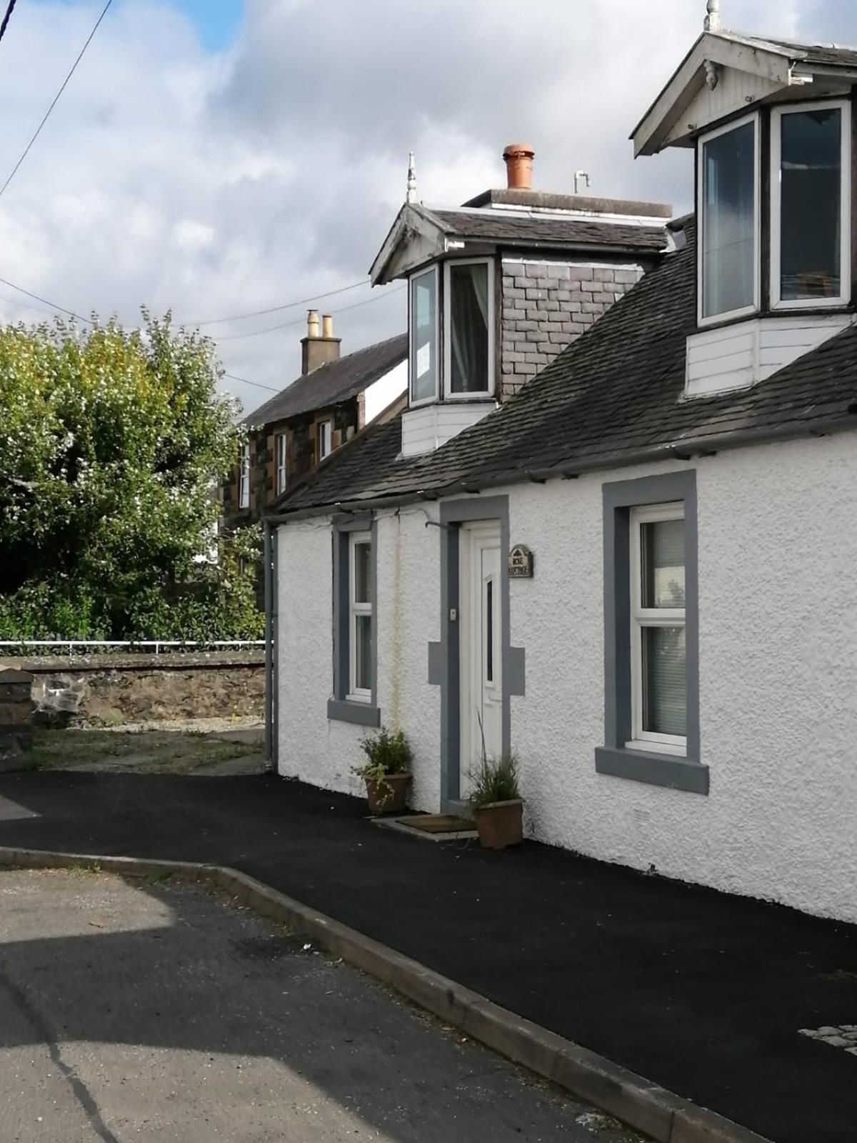 RoSE COTTAGE THREE BEDROOM HOUSE WITH PARKING Christmas Special view 3