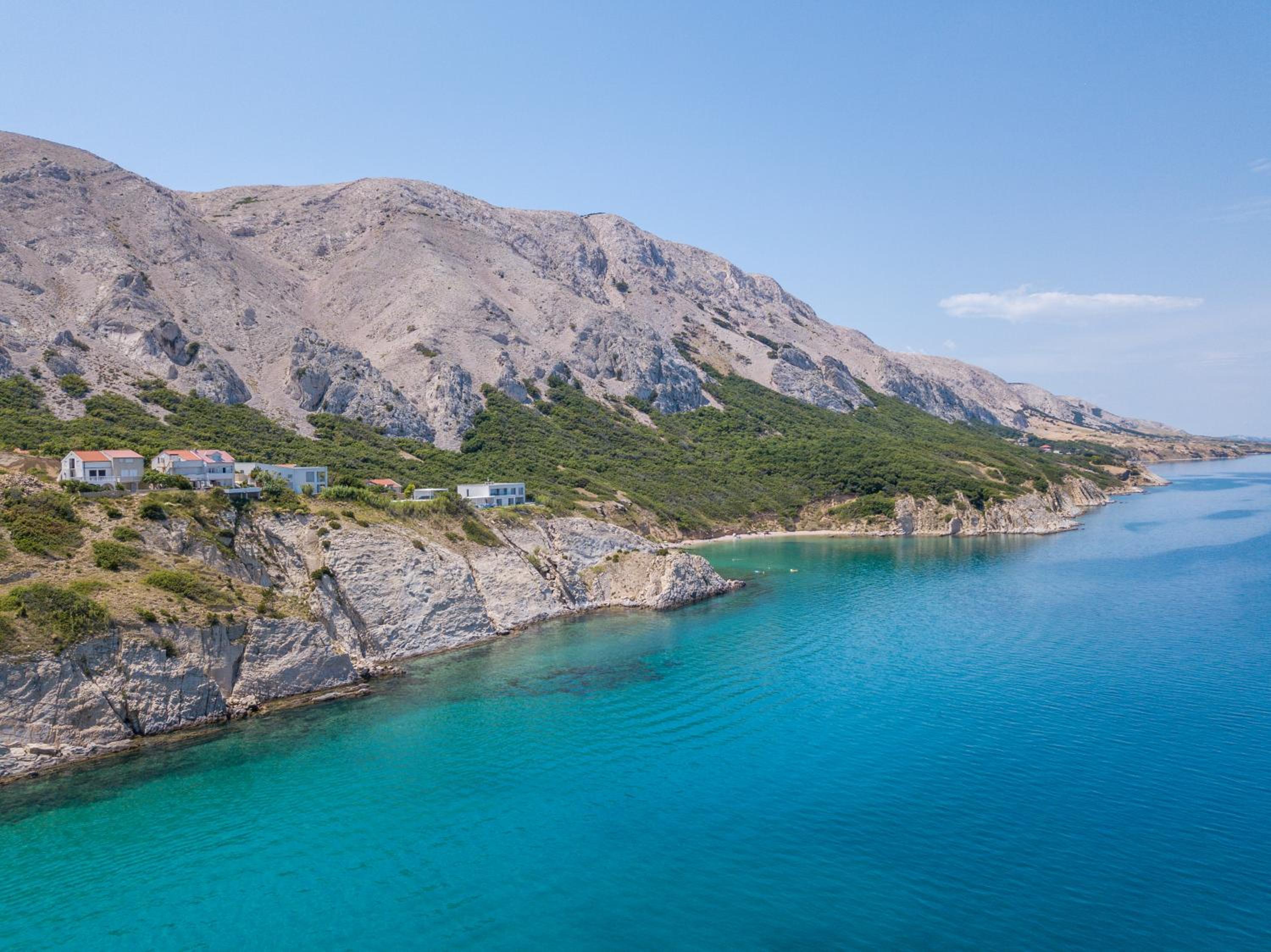 A White Cliffside Studio en Pag