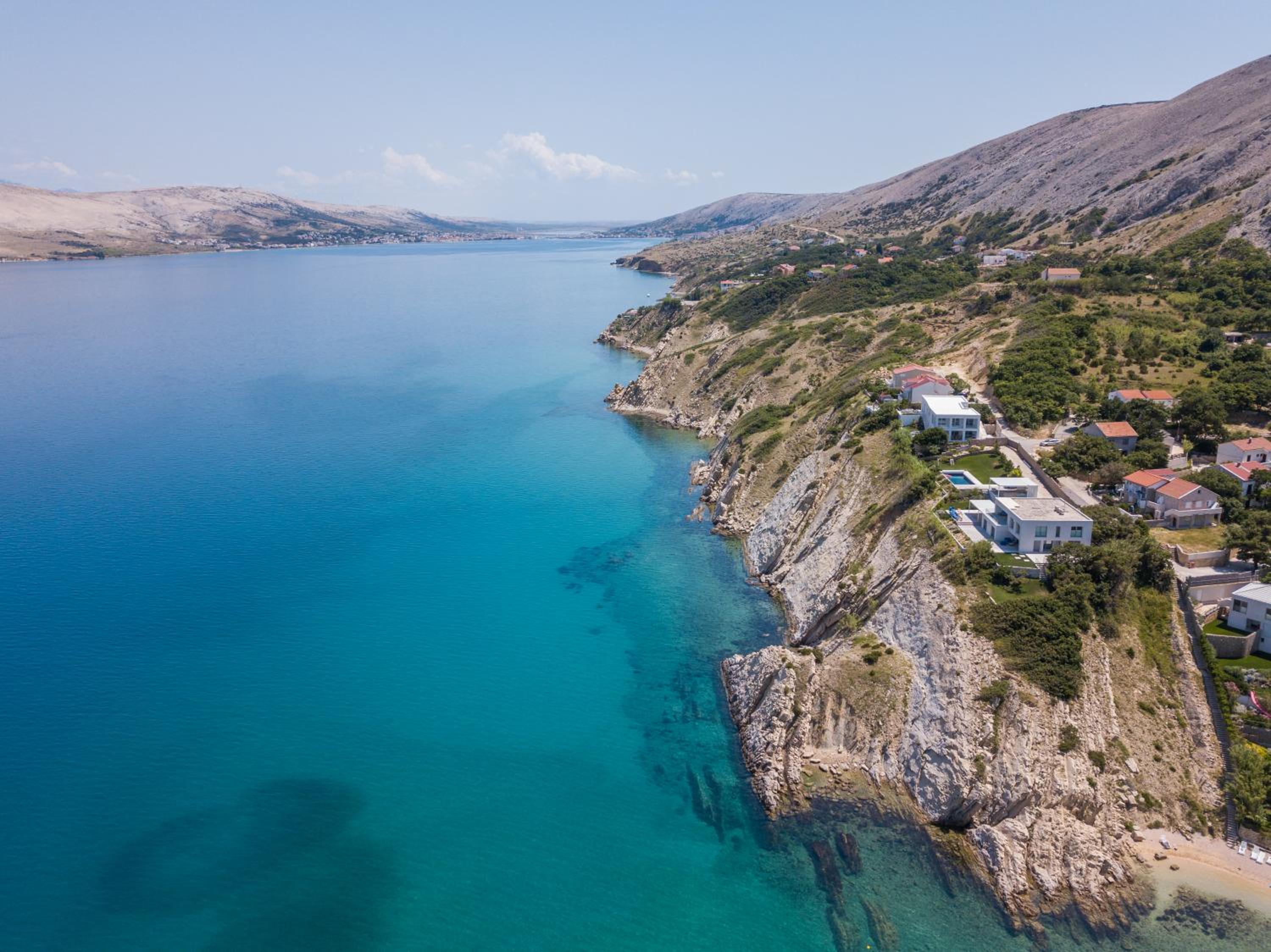 A White Cliffside Studio en Pag