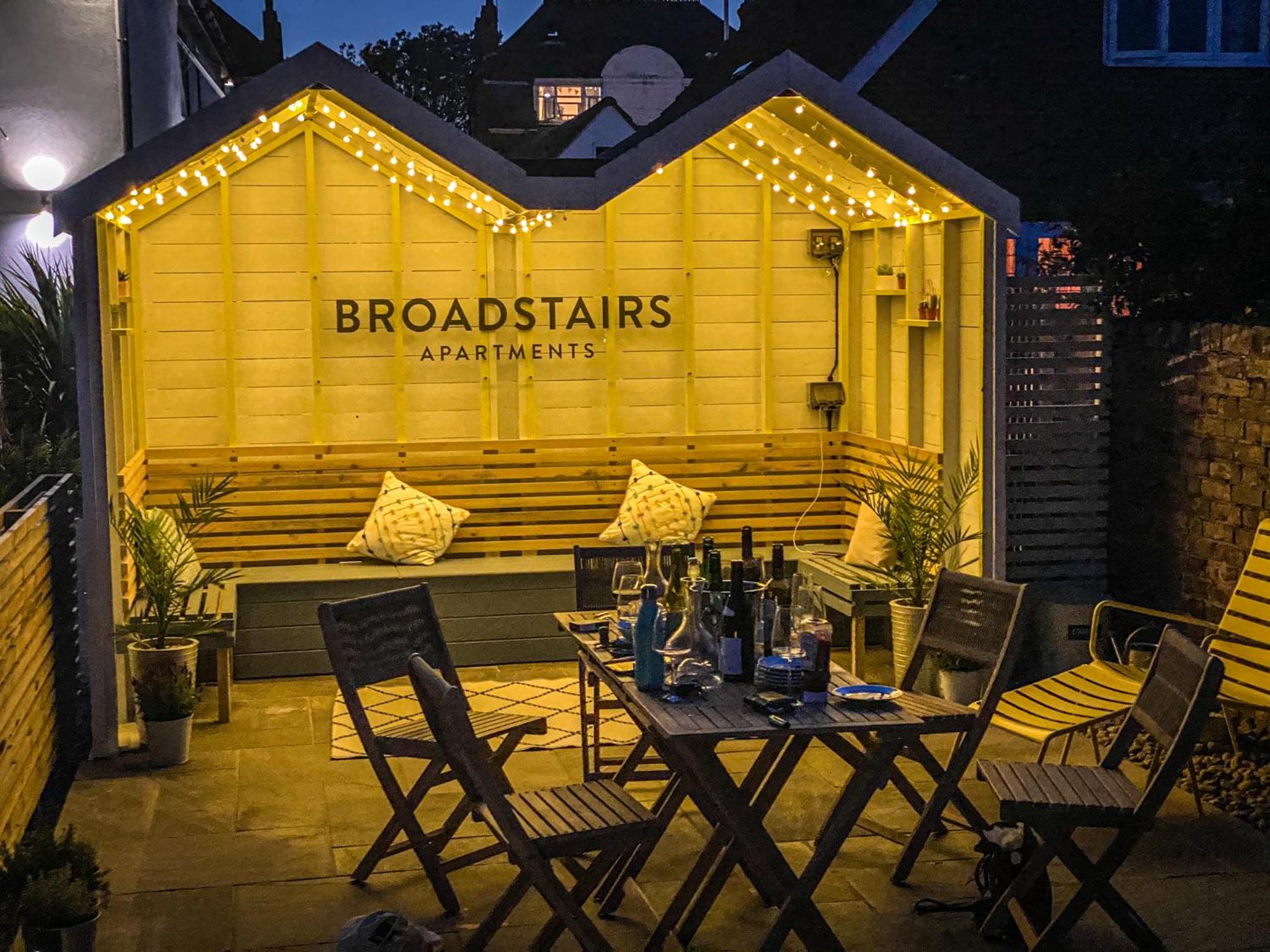 Broadstairs Apartments with luxurious 4-person communal hot tub - sleeps up to 20 people view 5