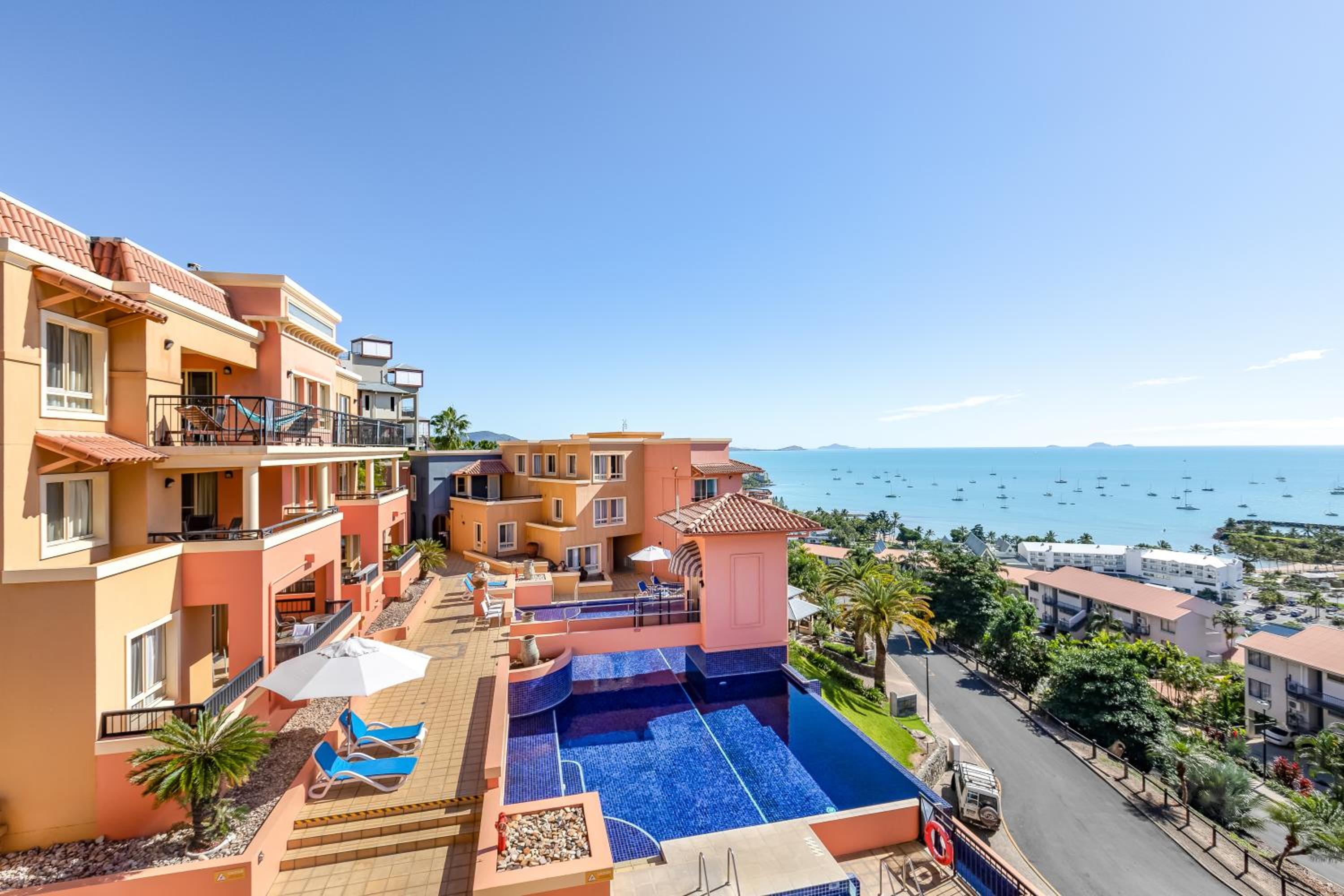 Hotel Martinique Whitsunday Resort - Image 1