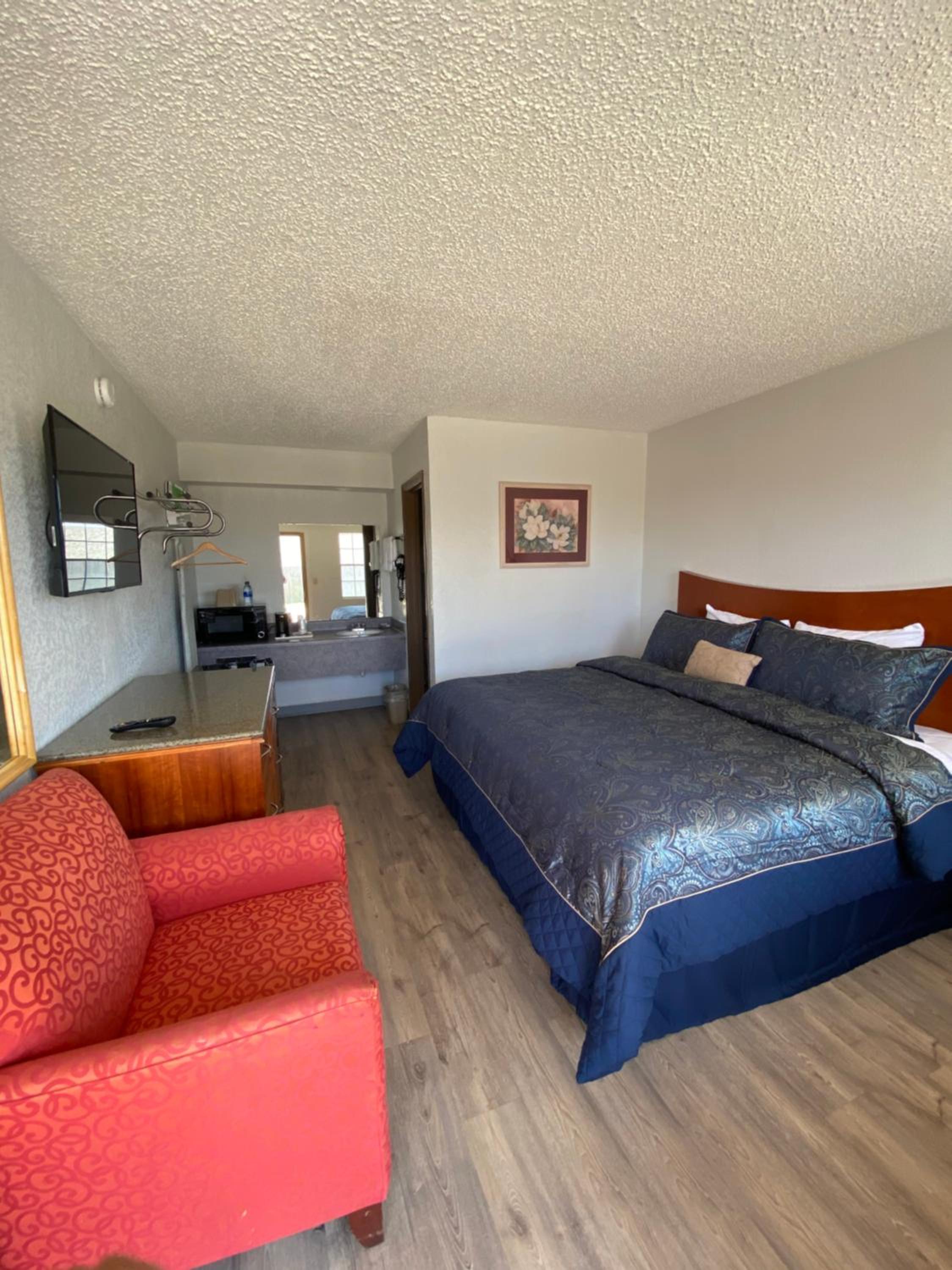 Colonial Inn - Property Image 2