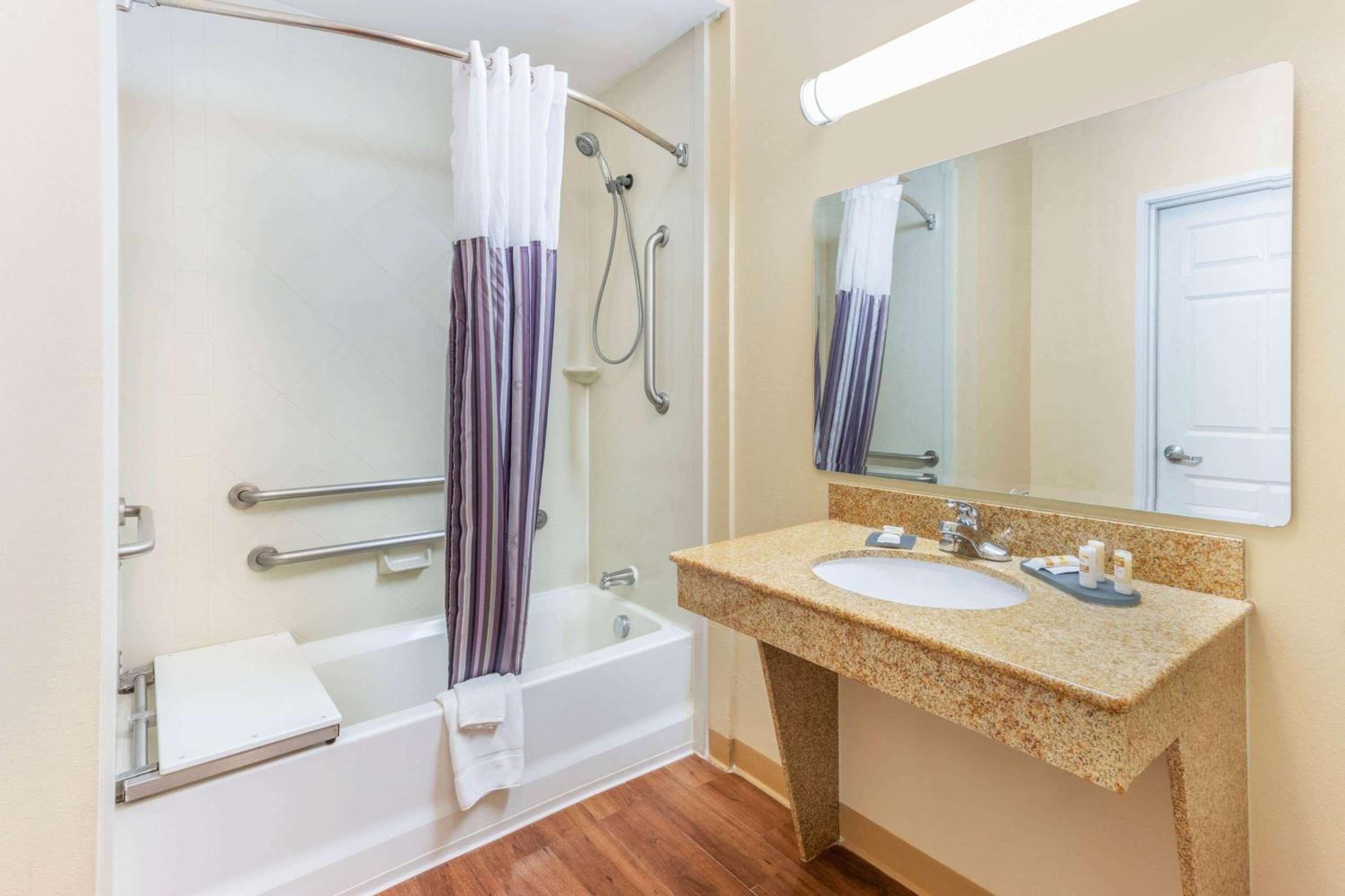 Hobbs Vacations - La Quinta by Wyndham Hobbs - Property Image 5