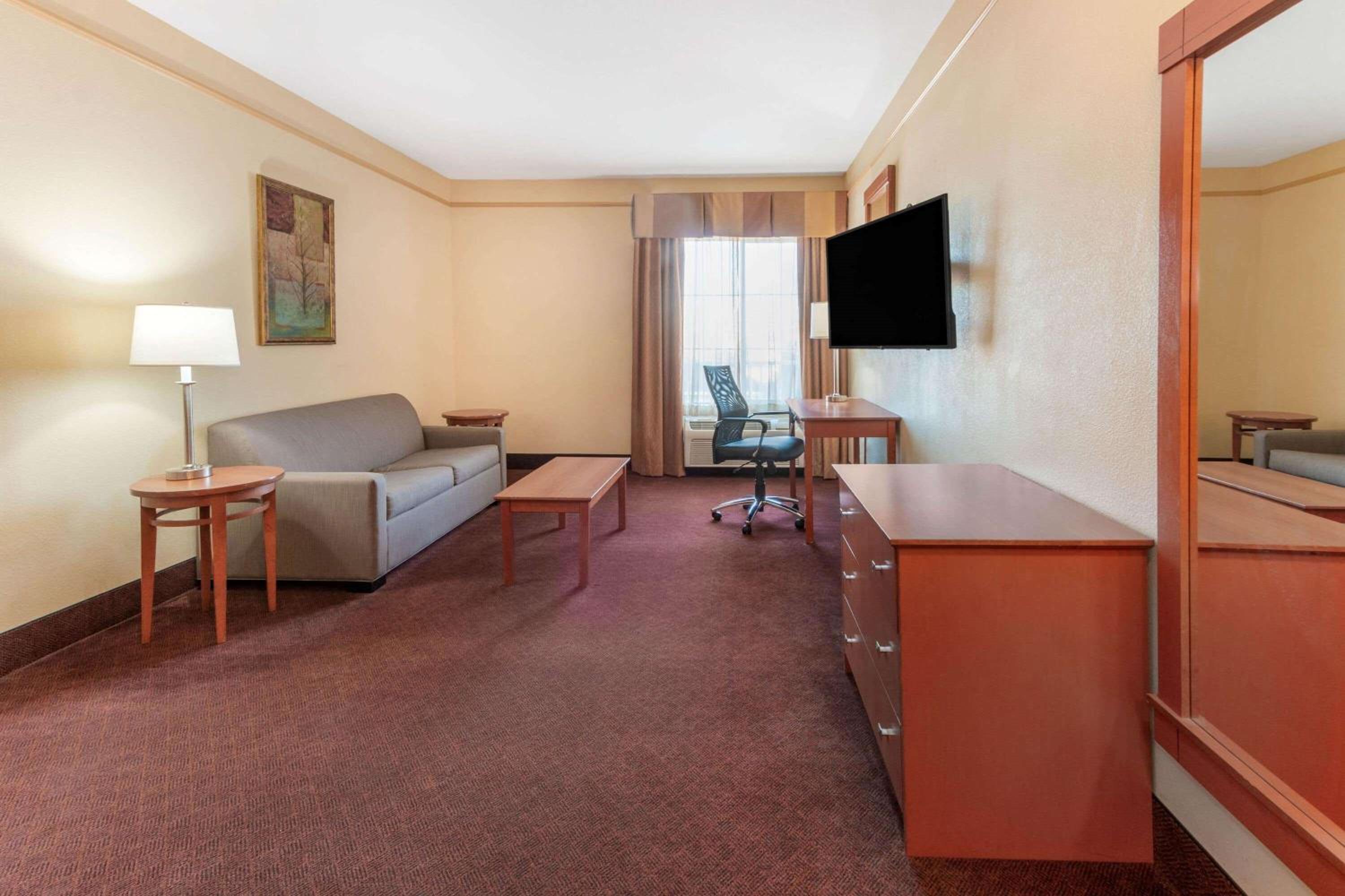 Hobbs Vacations - La Quinta by Wyndham Hobbs - Property Image 1