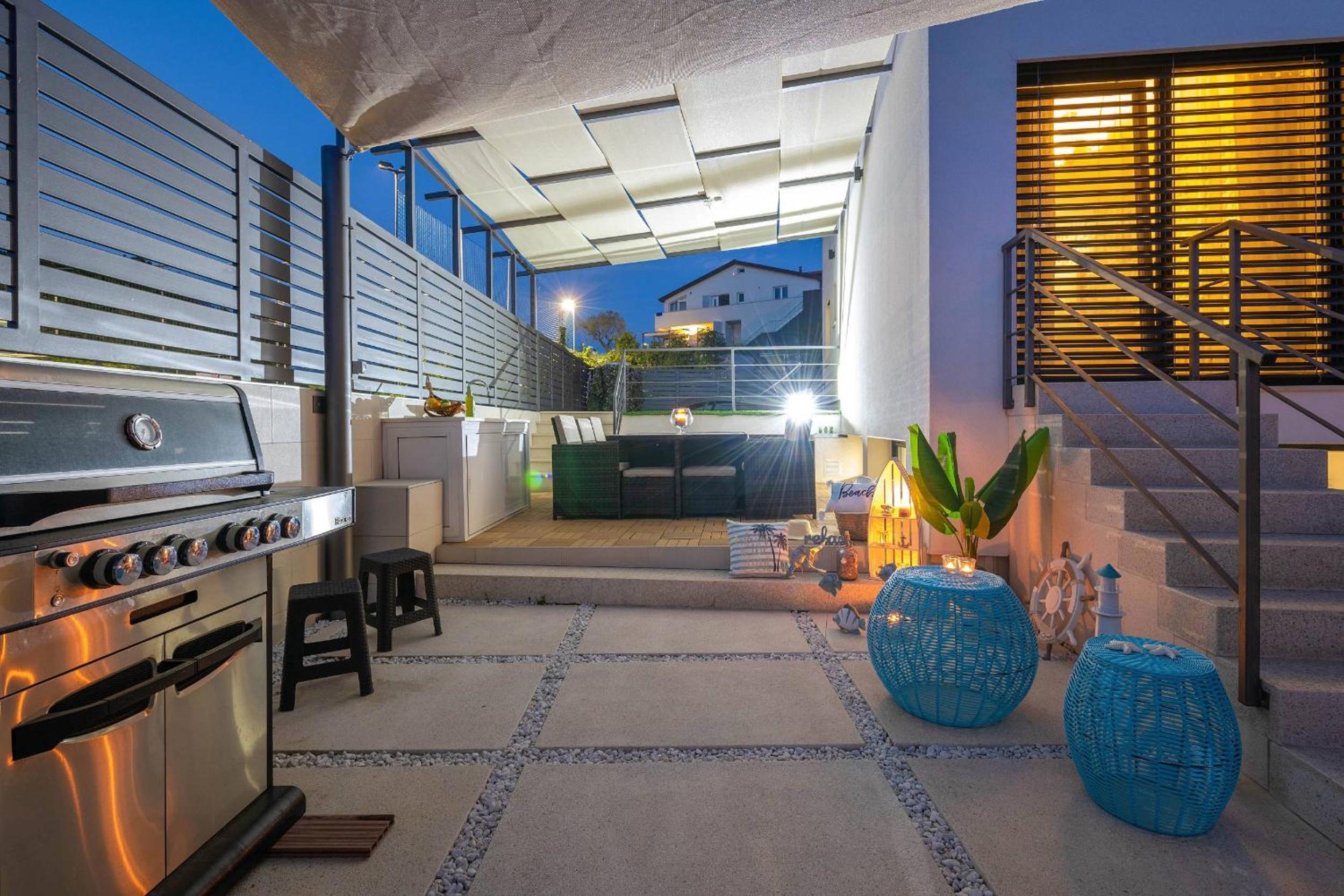 Villa La Mer with stalactite cave and pool bar view 5