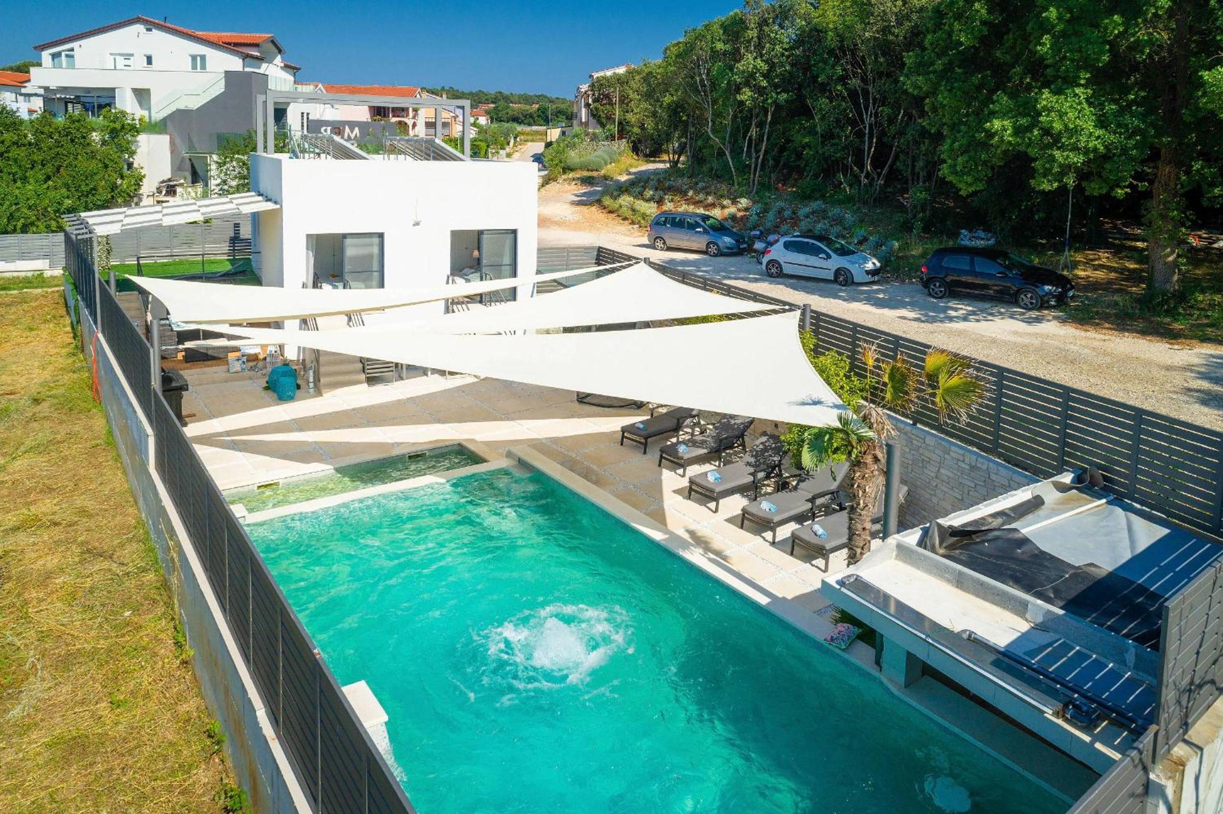 Villa La Mer with stalactite cave and pool bar view 3