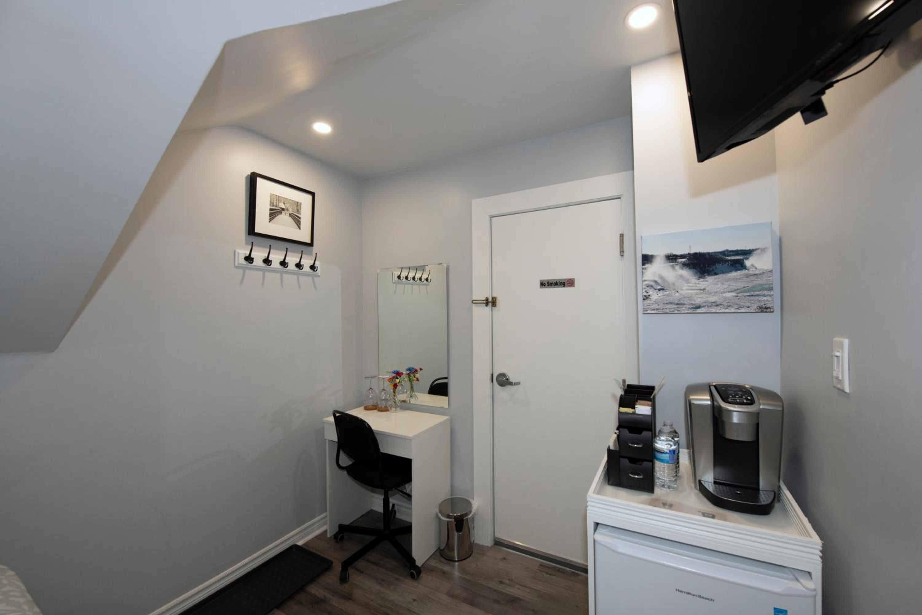 Serene Niagara Inn - Image 4