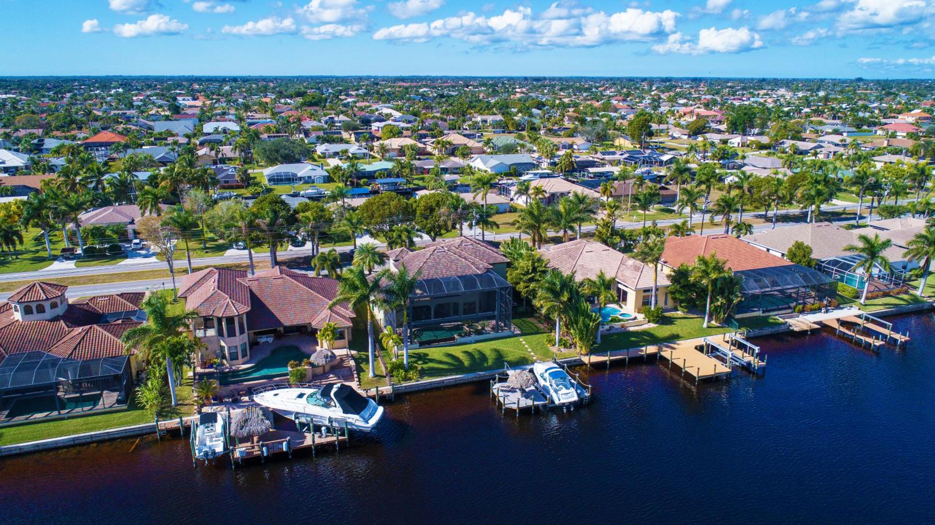 Tropical waterfront paradise with gulf access, heated infinity pool and spa - Villa Southern Shores
