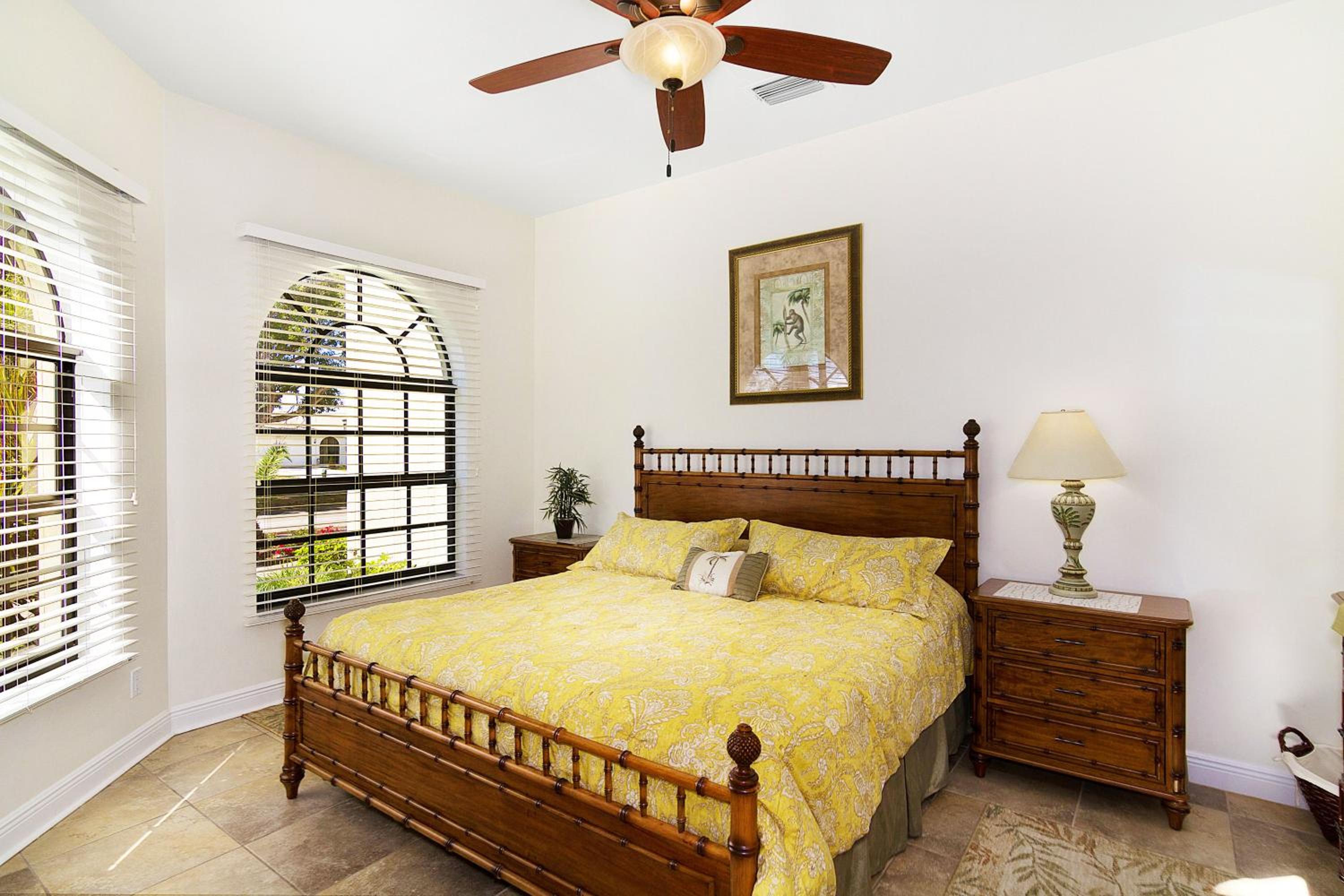 Tropical waterfront paradise with gulf access, heated infinity pool and spa - Villa Southern Shores