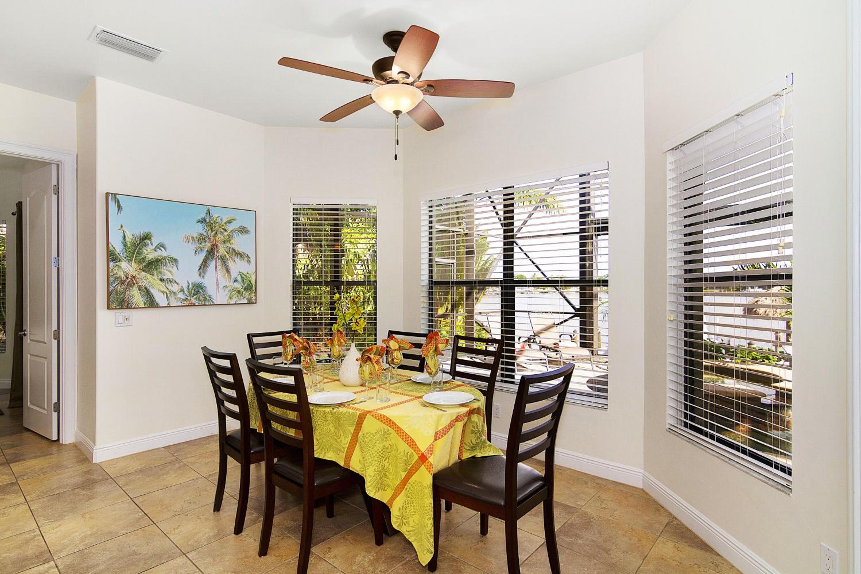 Tropical waterfront paradise with gulf access, heated infinity pool and spa - Villa Southern Shores
