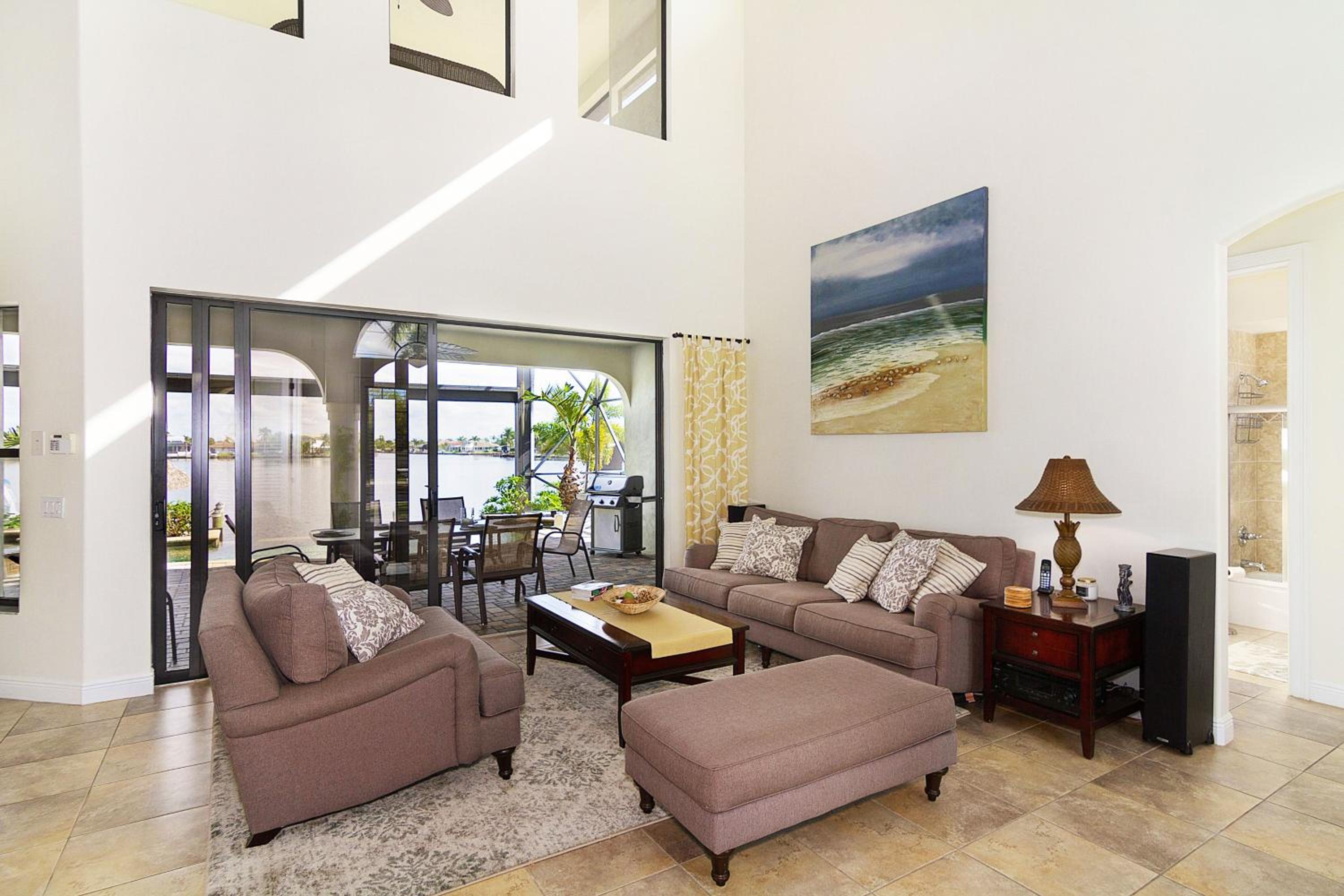 Tropical waterfront paradise with gulf access, heated infinity pool and spa - Villa Southern Shores