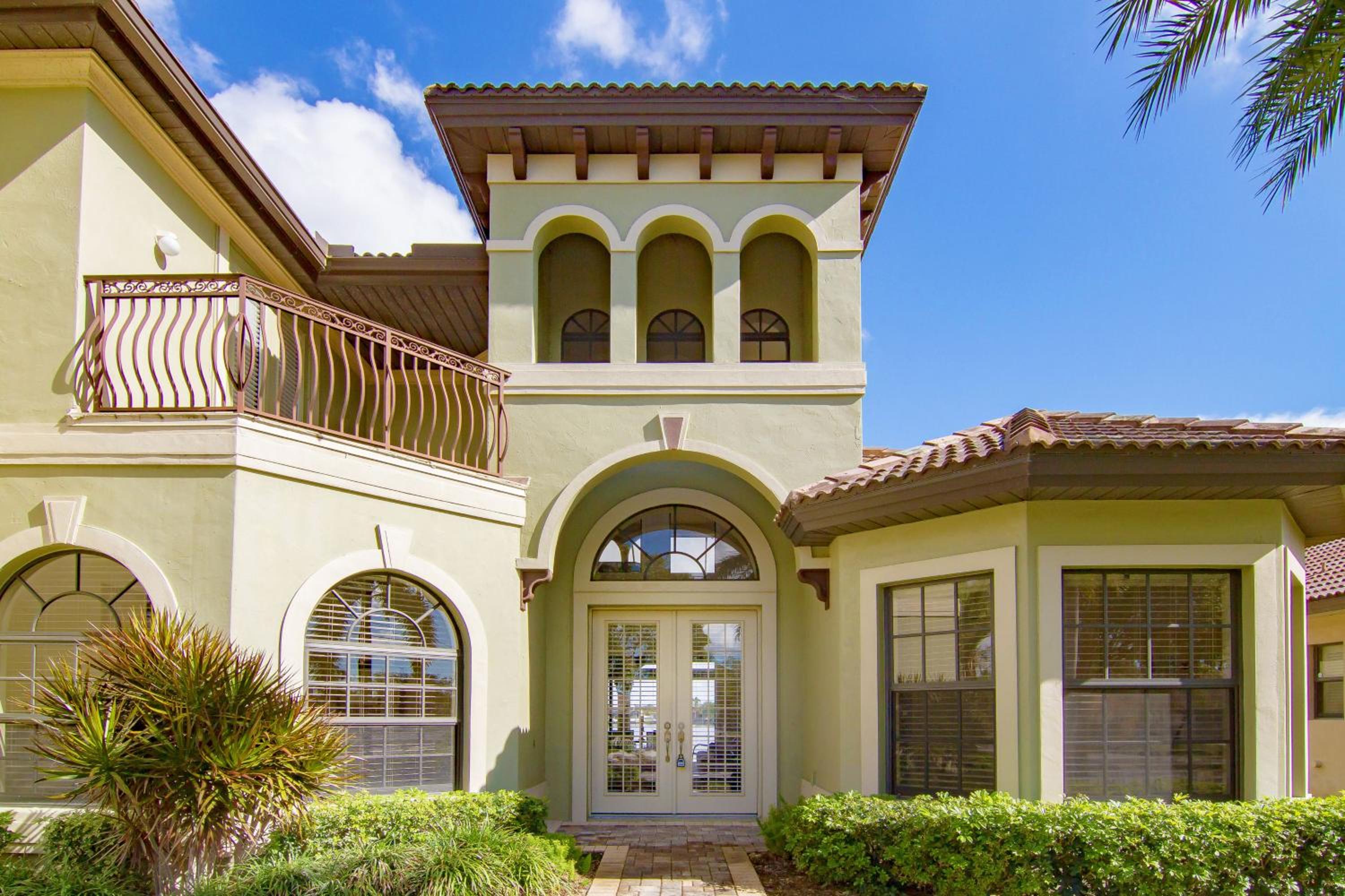 Tropical waterfront paradise with gulf access, heated infinity pool and spa - Villa Southern Shores