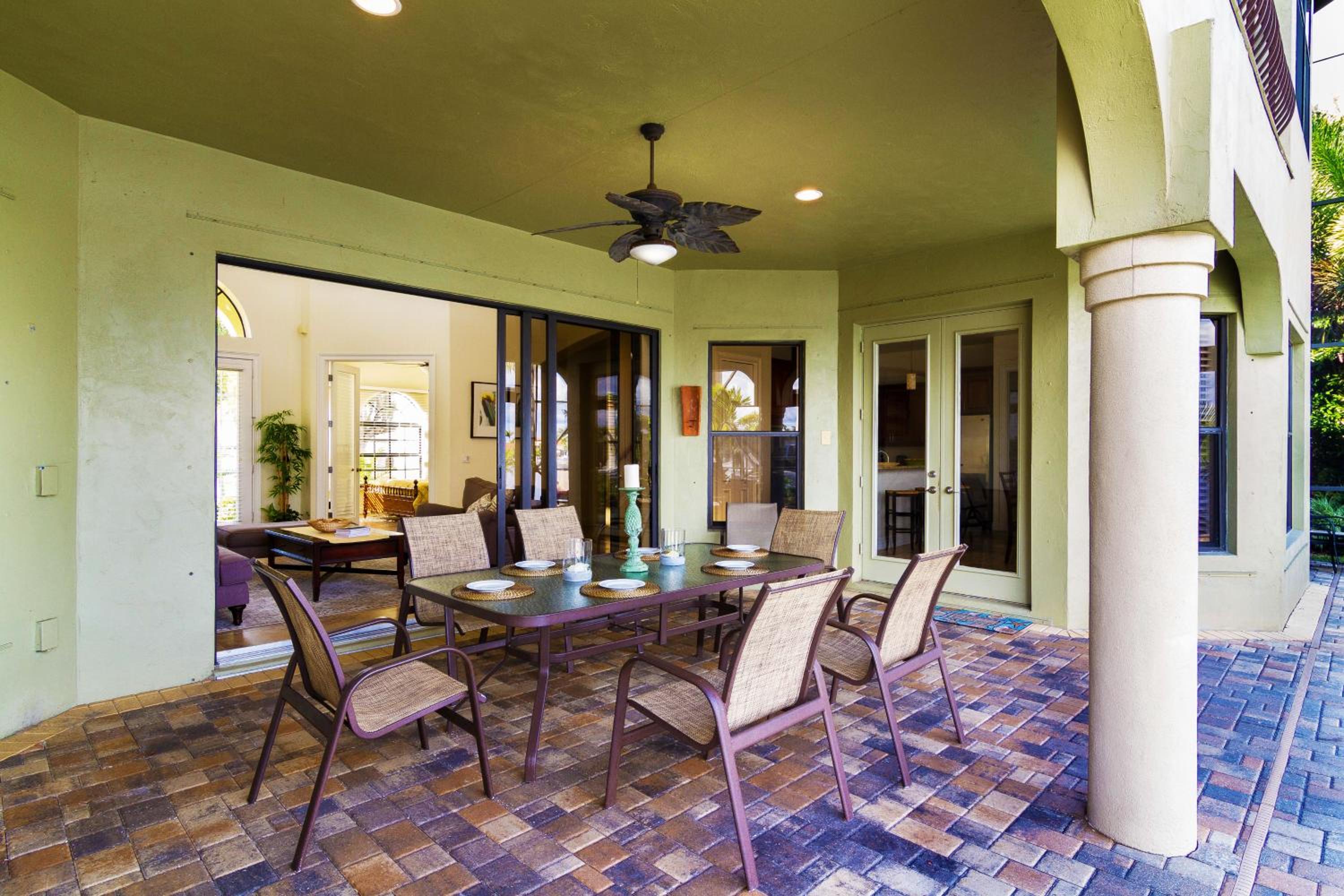 Tropical waterfront paradise with gulf access, heated infinity pool and spa - Villa Southern Shores
