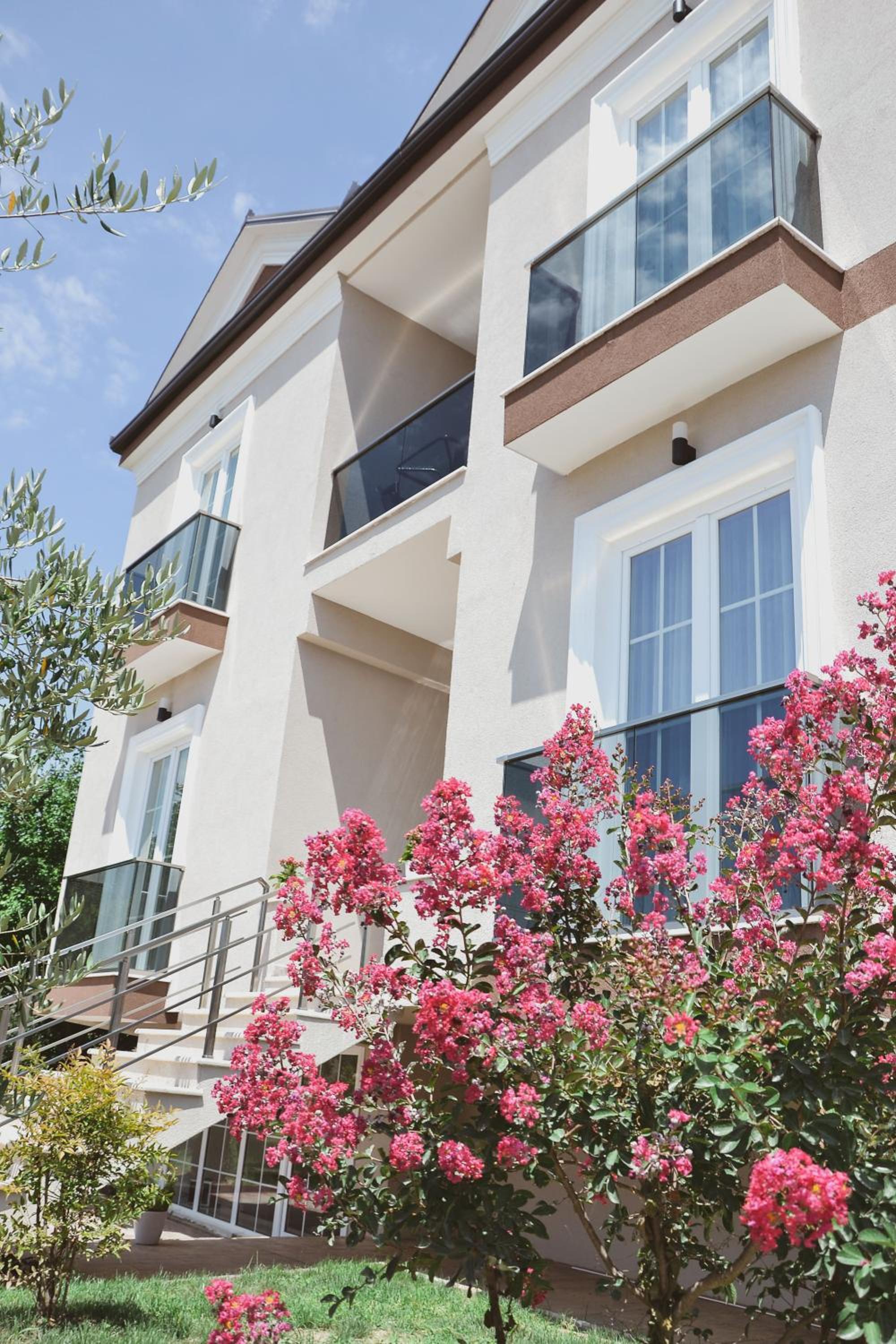 Hotel Airport Garden Hotel - Image 1