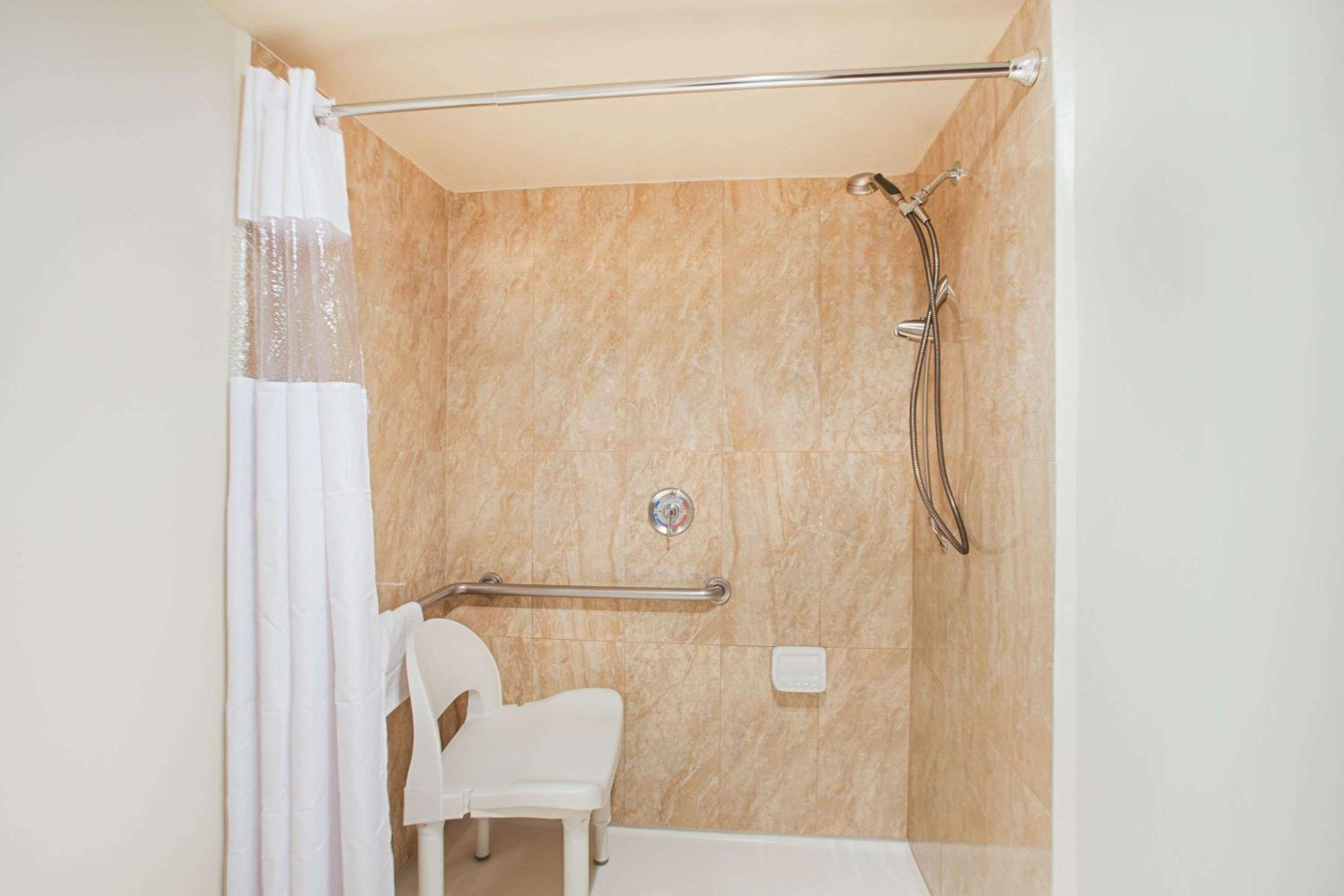 Burbank Vacations - Ramada by Wyndham Burbank Airport - Property Image 7