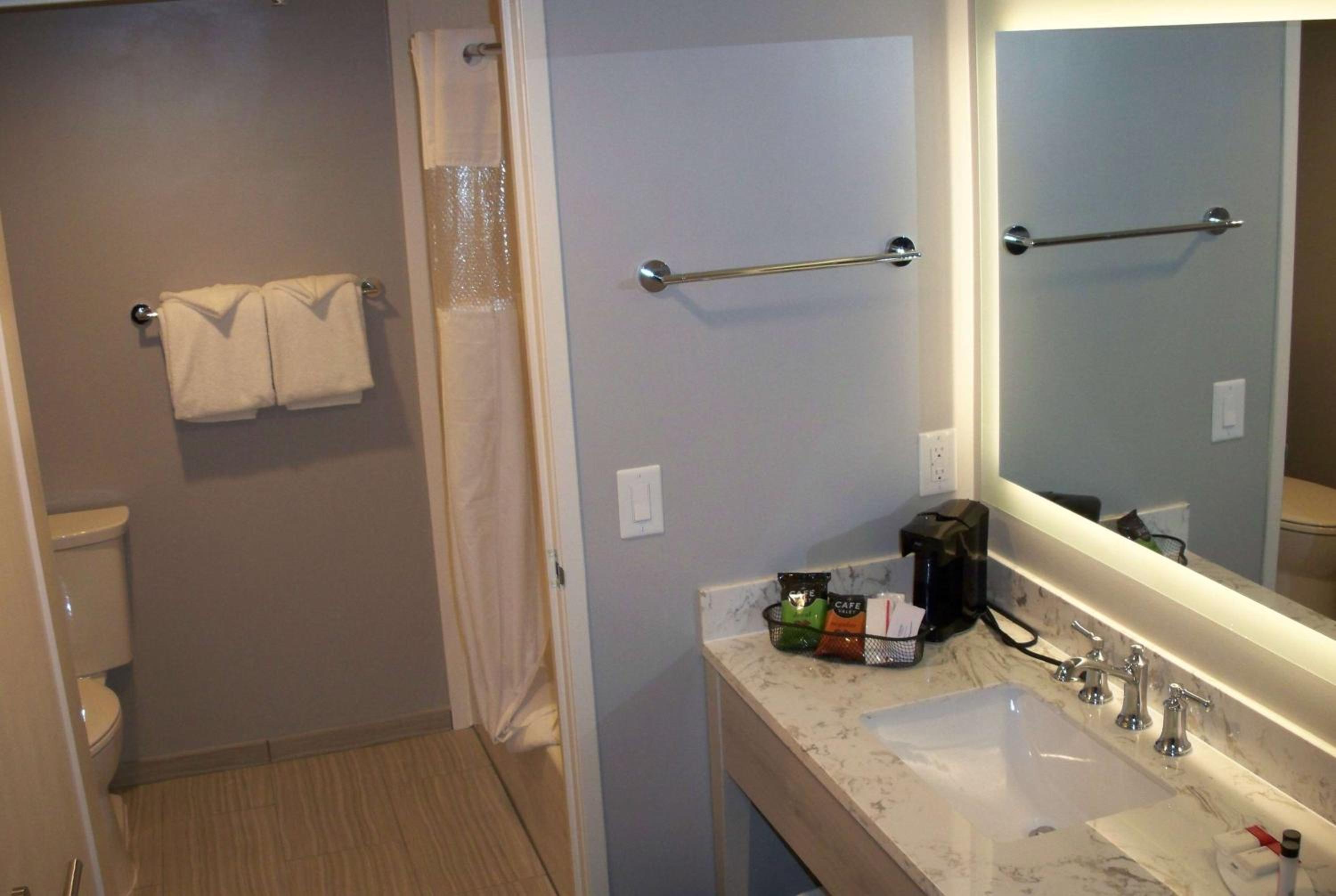 Burbank Vacations - Ramada by Wyndham Burbank Airport - Property Image 28