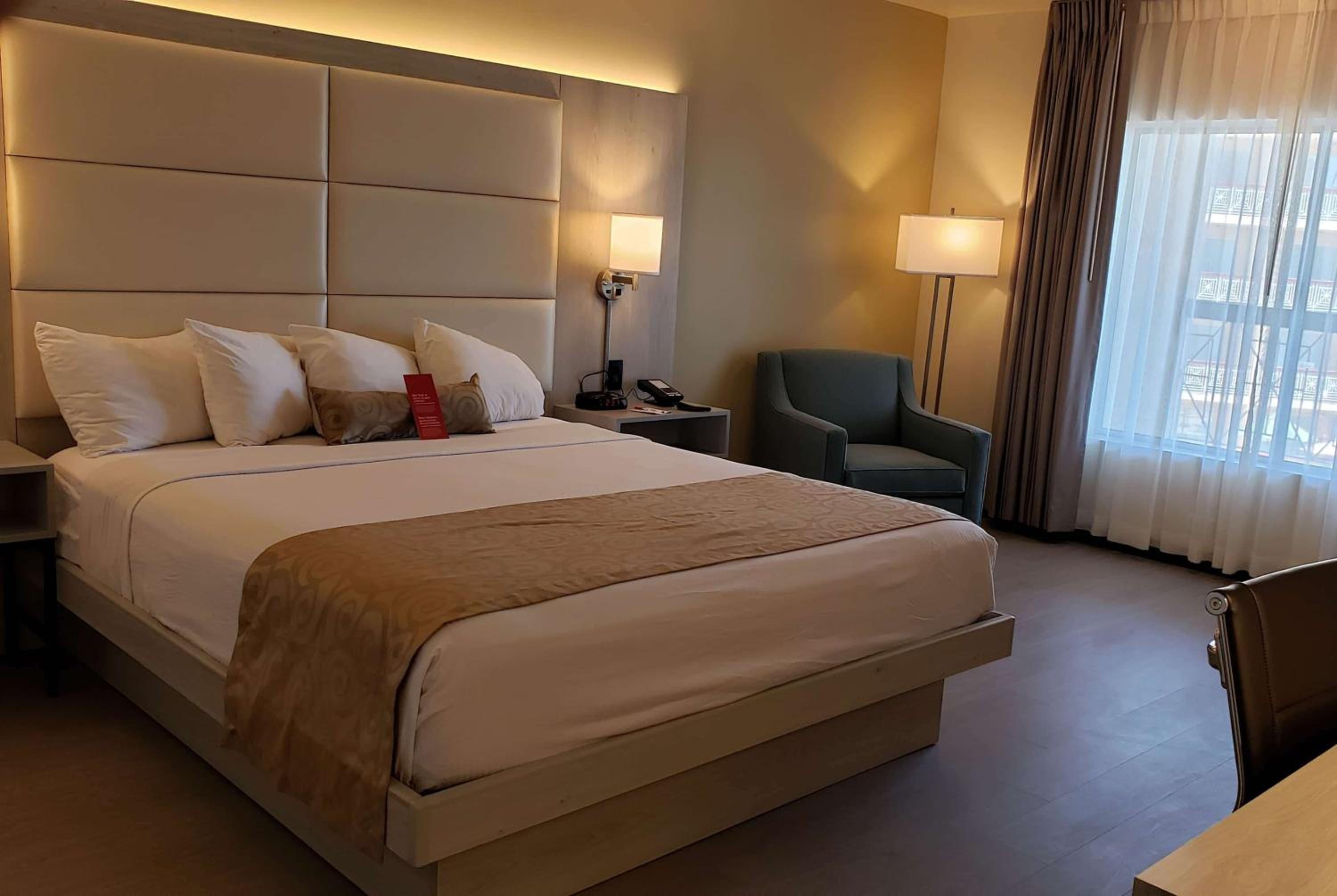 Burbank Vacations - Ramada by Wyndham Burbank Airport - Property Image 21