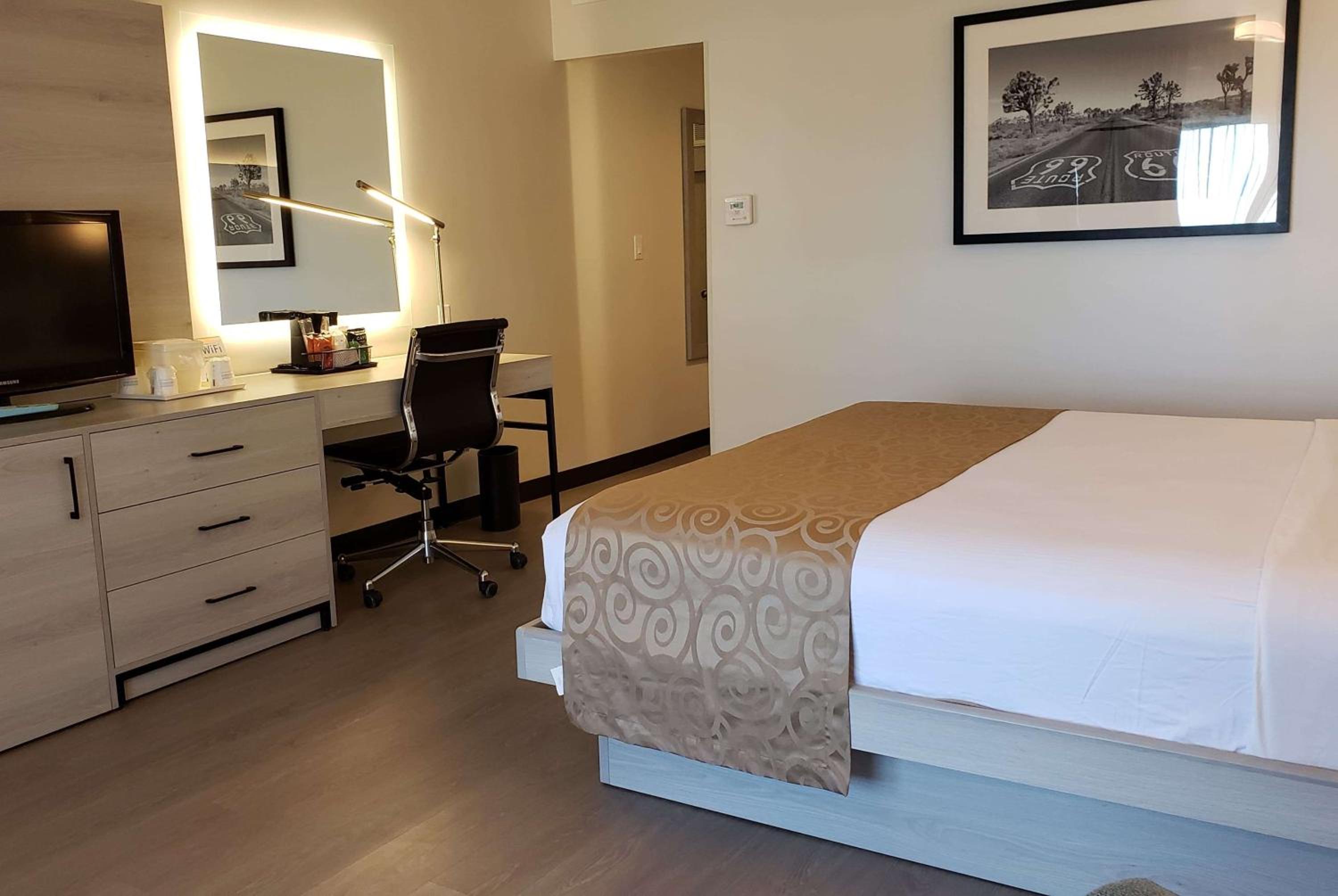 Burbank Vacations - Ramada by Wyndham Burbank Airport - Property Image 32