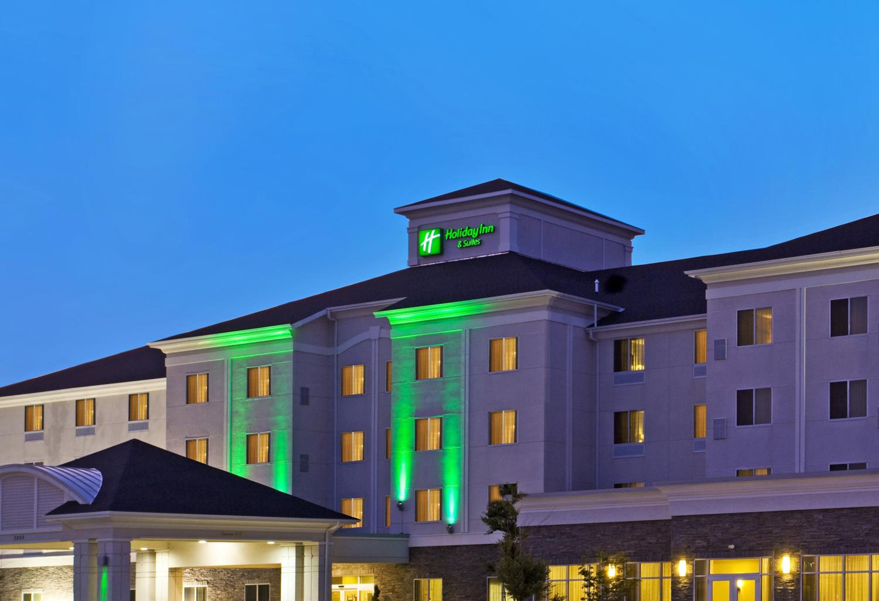 Bloomington Vacations - Holiday Inn Hotel  Suites Bloomington Airport, an IHG Hotel - Property Image 13