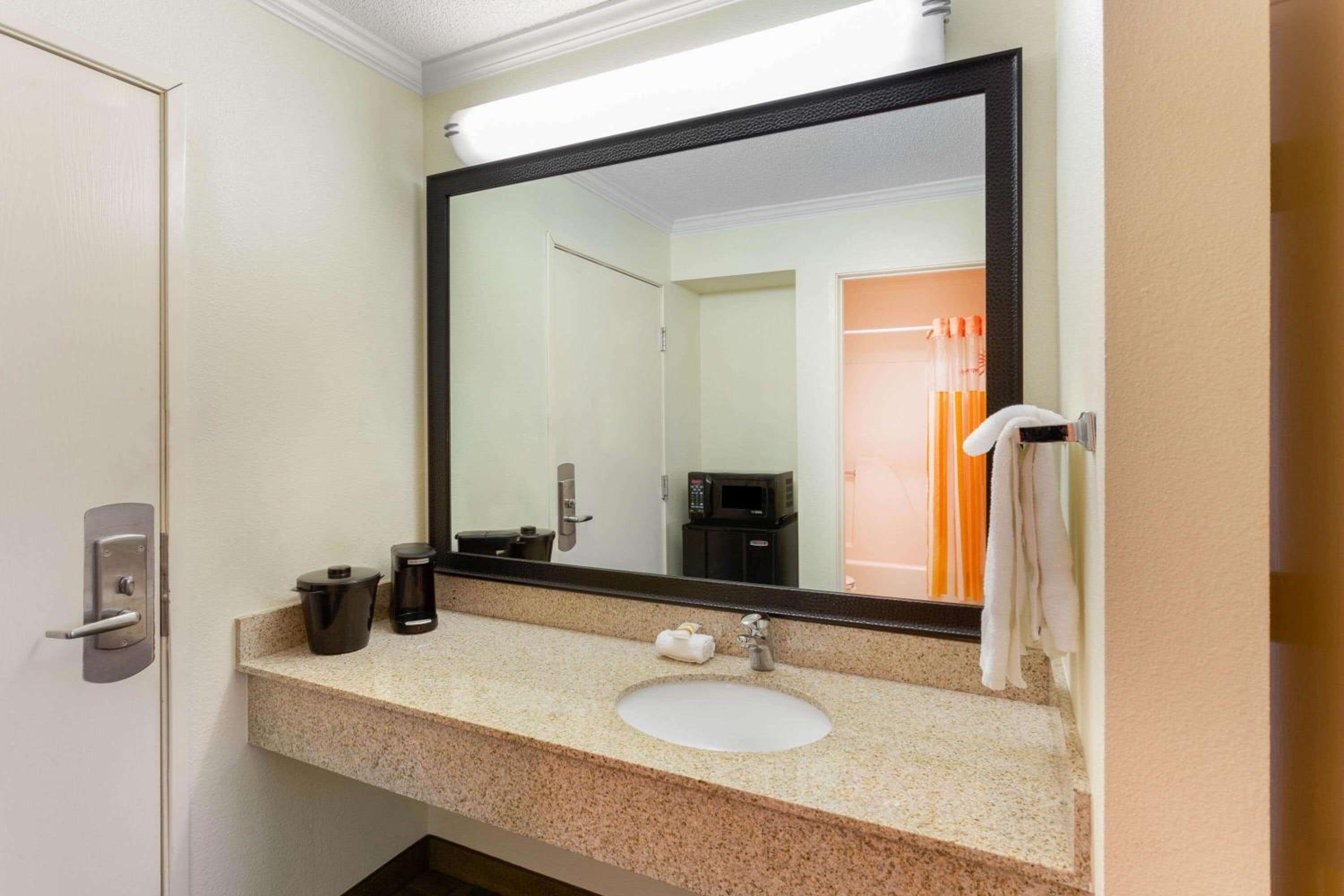 La Quinta Inn by Wyndham Chicago Willowbrook - Property Image 20