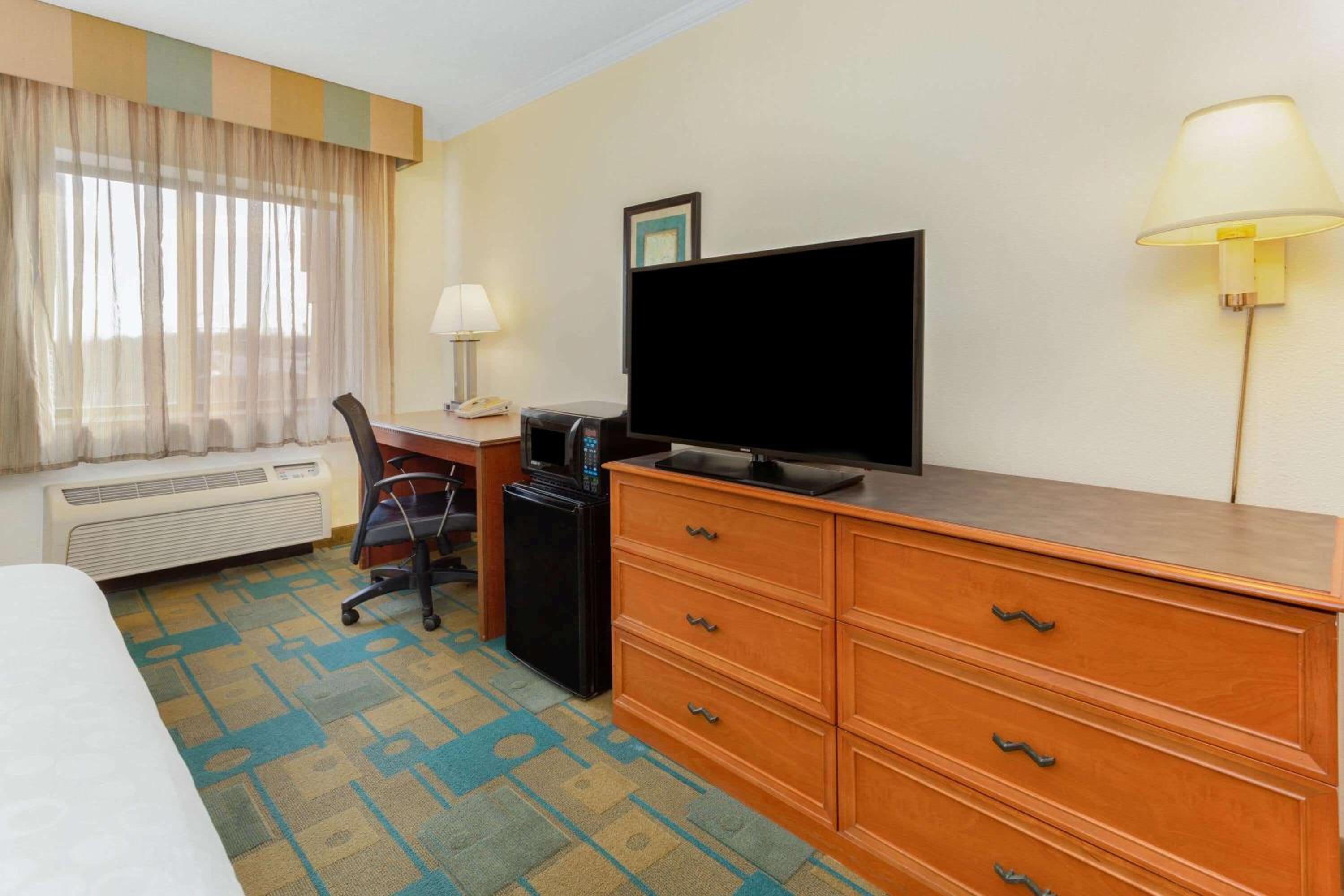 La Quinta Inn by Wyndham Chicago Willowbrook - Property Image 7
