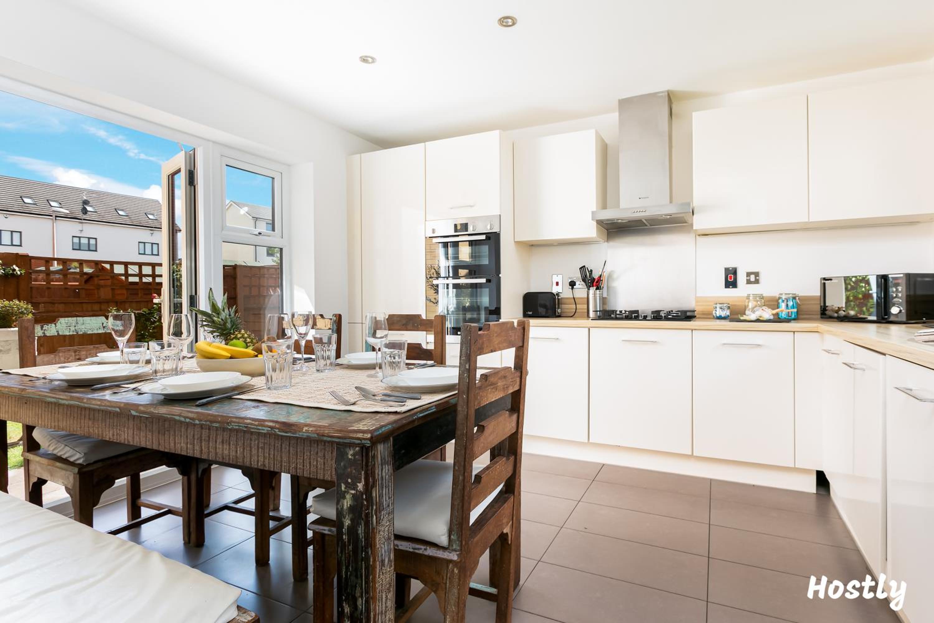 Elephant Court - Comfortable, spacious house with parking view 4