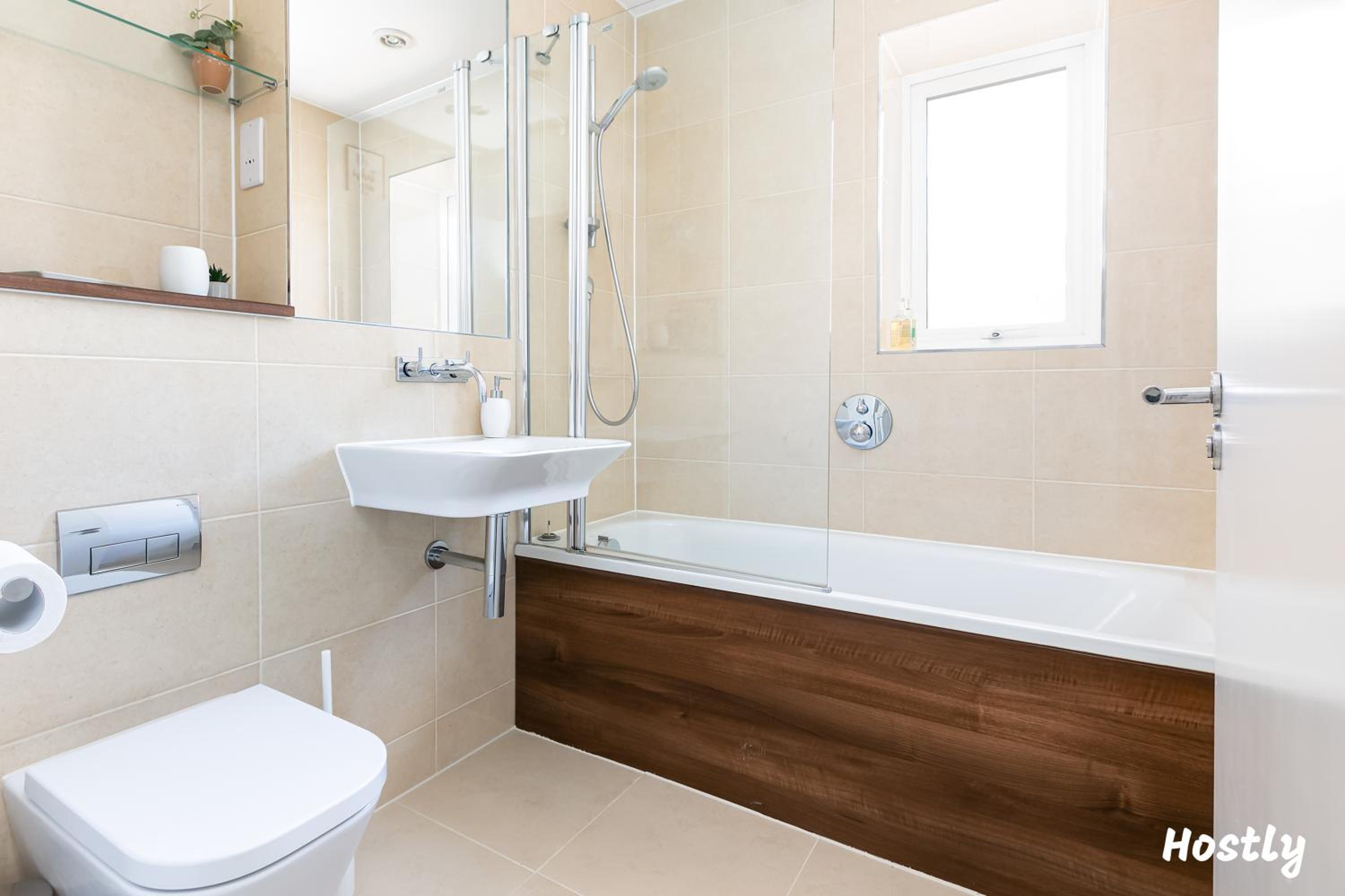 Elephant Court - Comfortable, spacious house with parking view 5