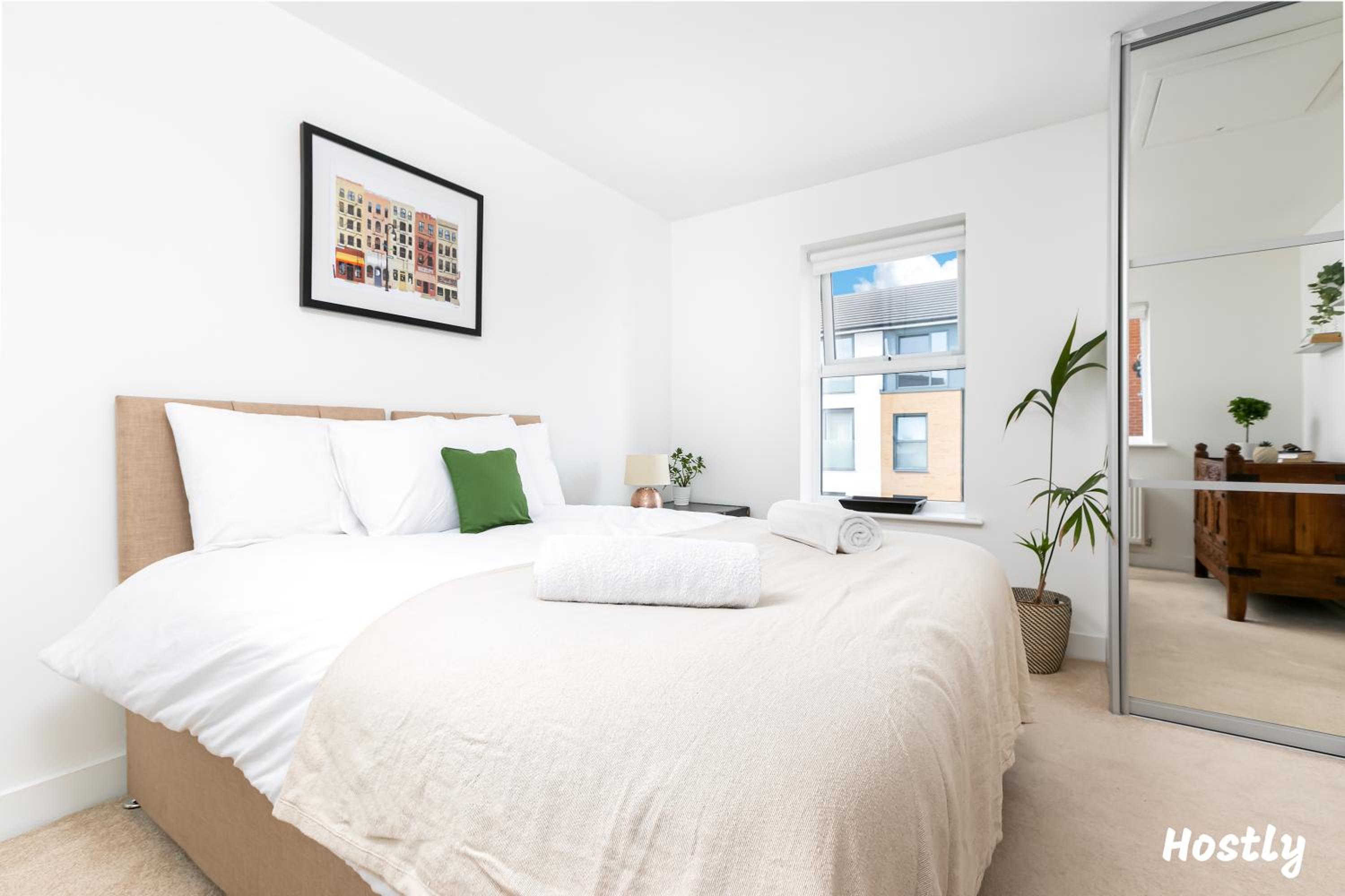 Elephant Court - Comfortable, spacious house with parking view 2