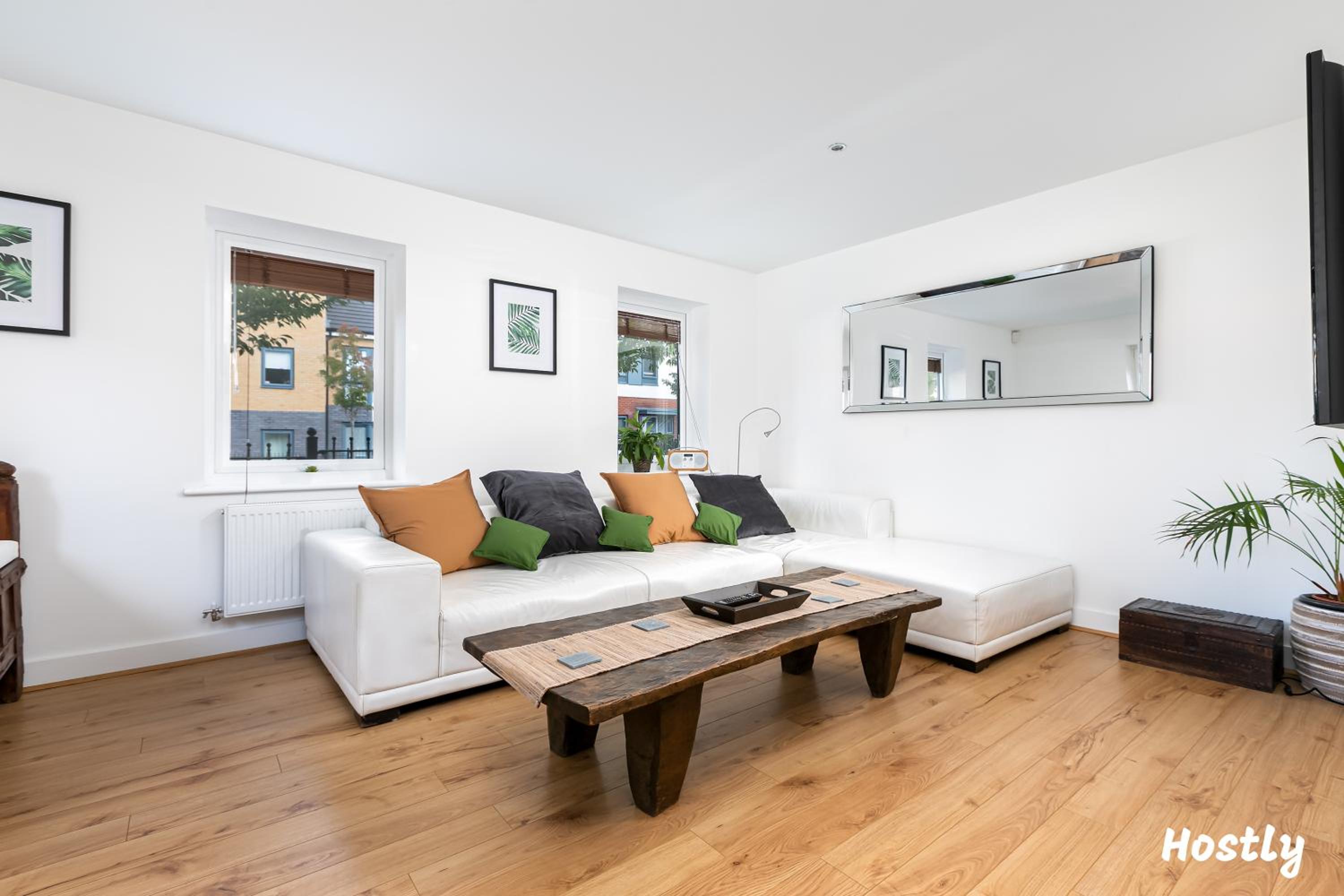 Elephant Court - Comfortable, spacious house with parking view 3