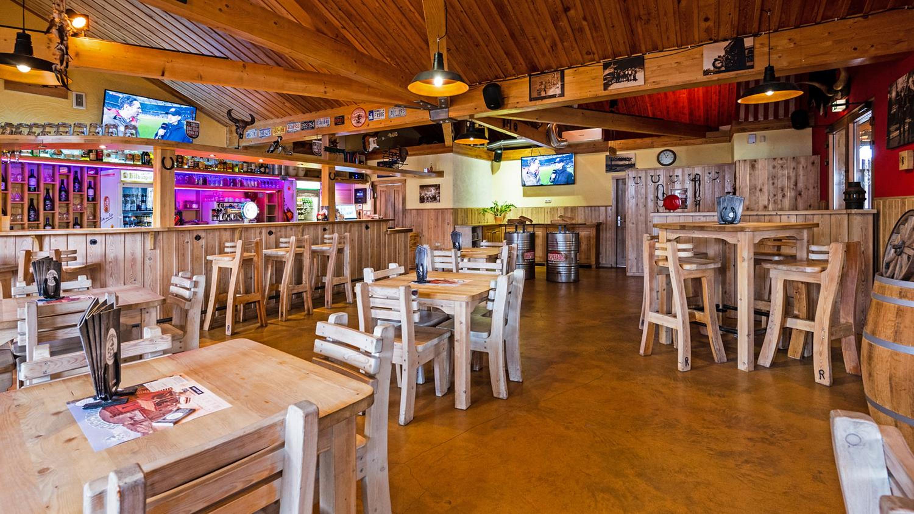 Roadcamp - American Motel & Sportsbar view 4