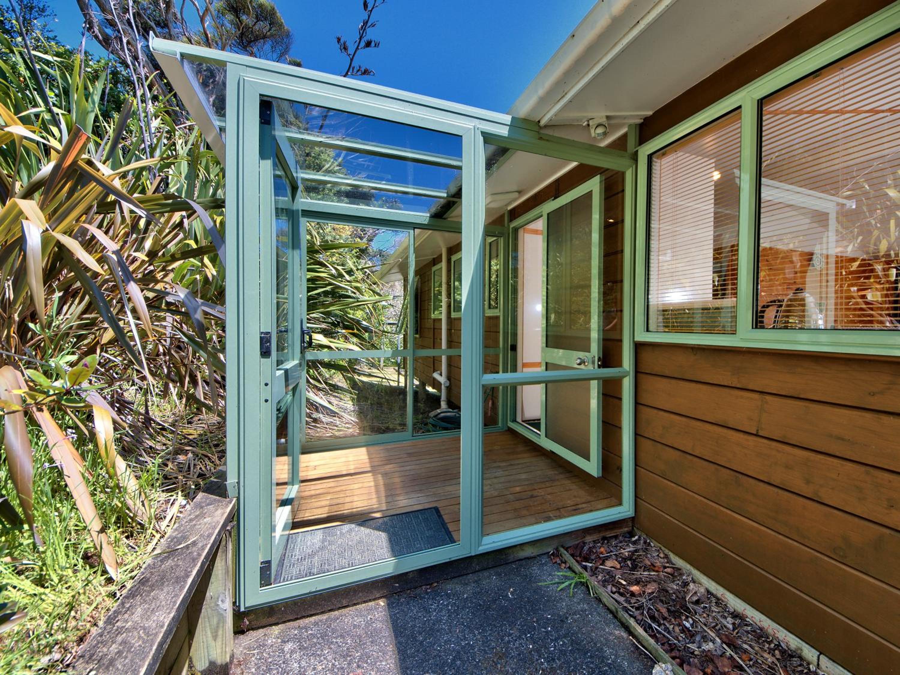 Seaview, Sun and Surf - Piha Holiday Home view 4