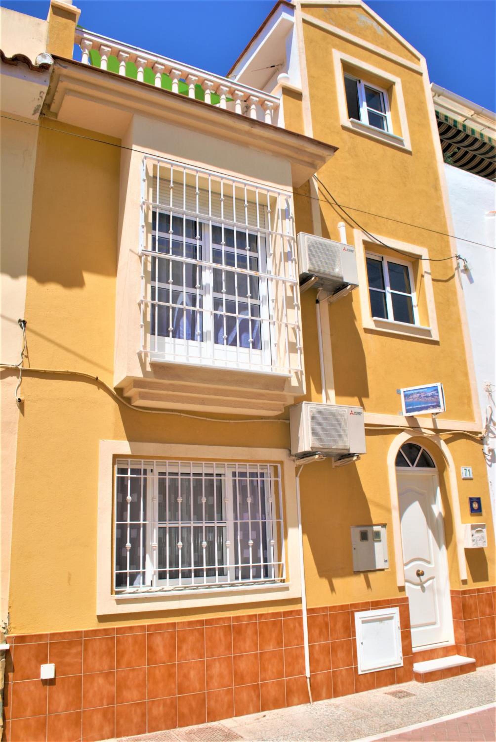 Small building with 2 apartments photo 2