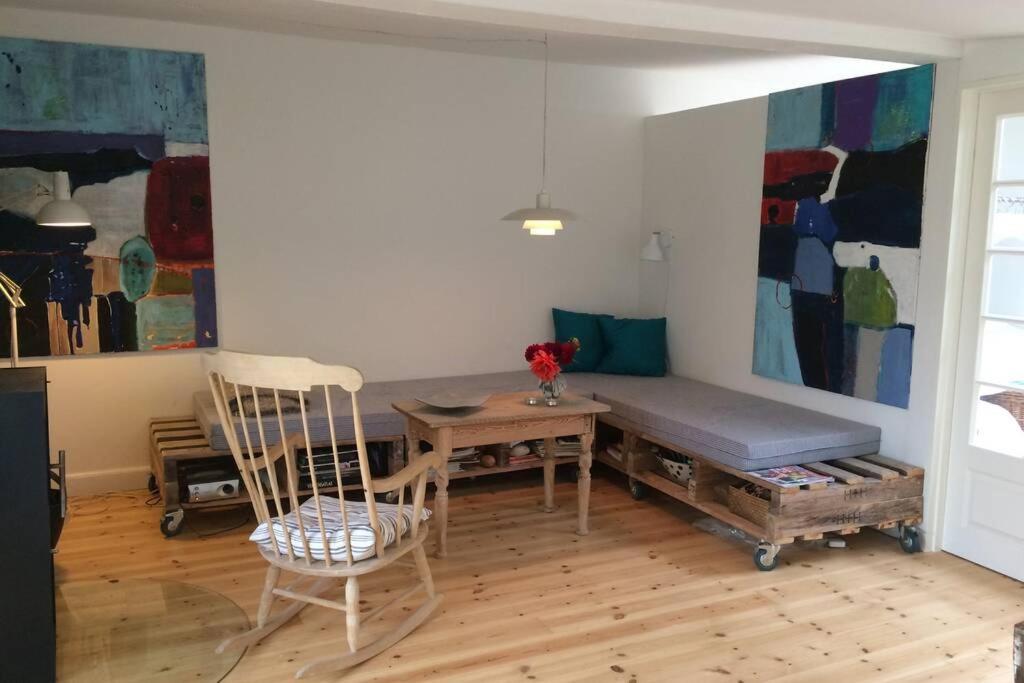 Charmerende byhus i Præstø centrum