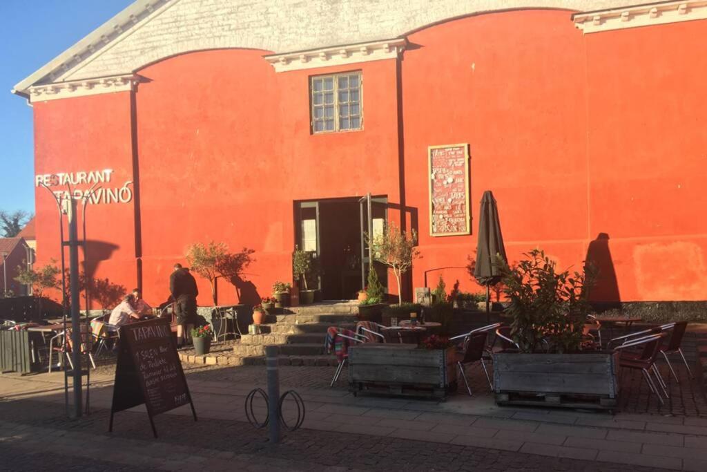 Charmerende byhus i Præstø centrum