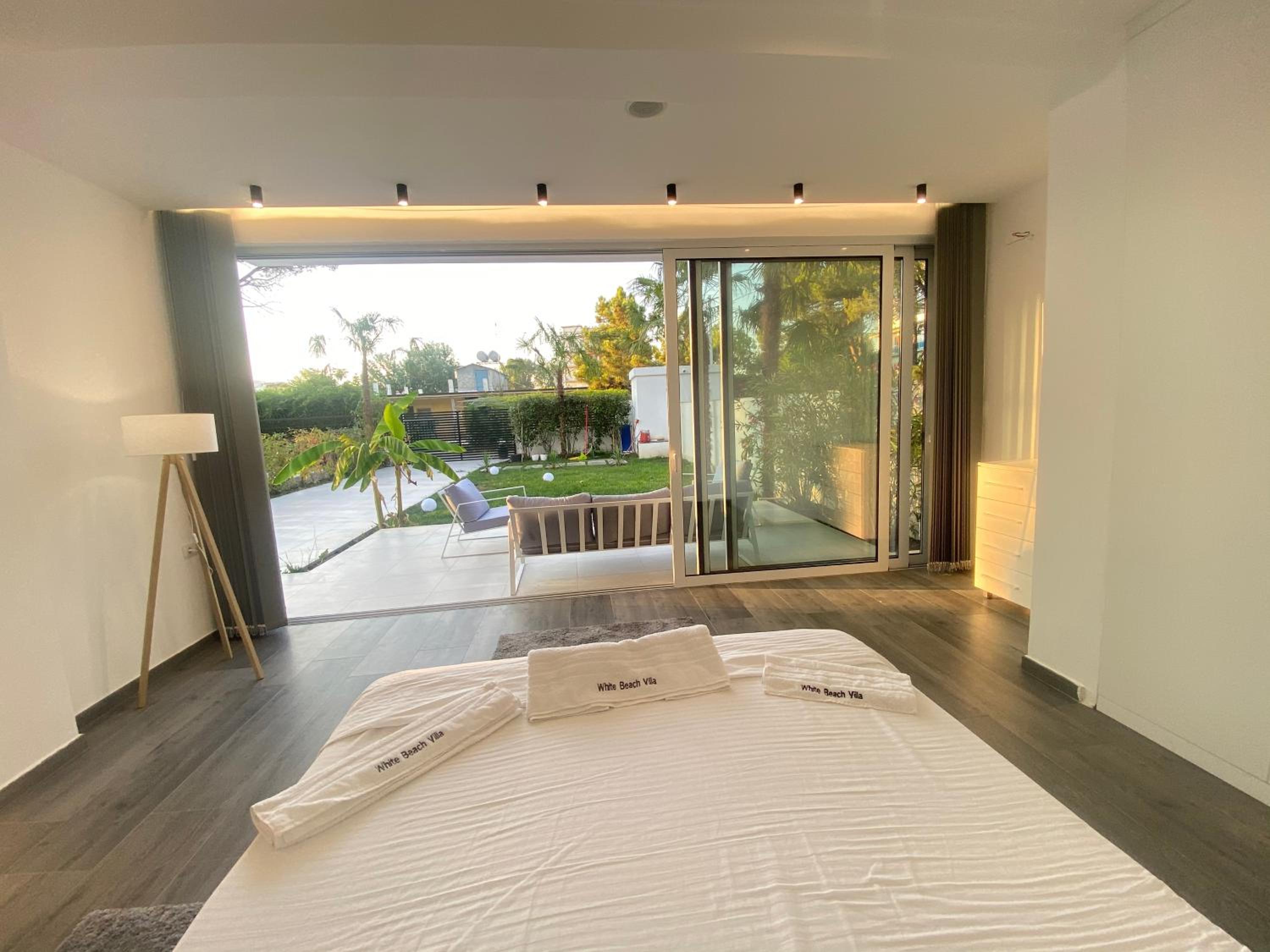 White Beach Villa 1 - Luxury