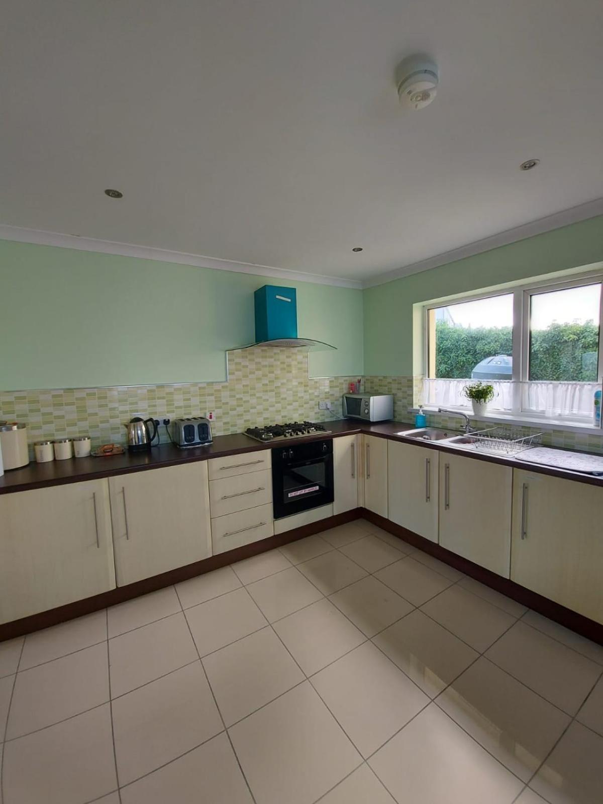HOMELY YELLOW BUNGALOW -Articlave-near Castlerock