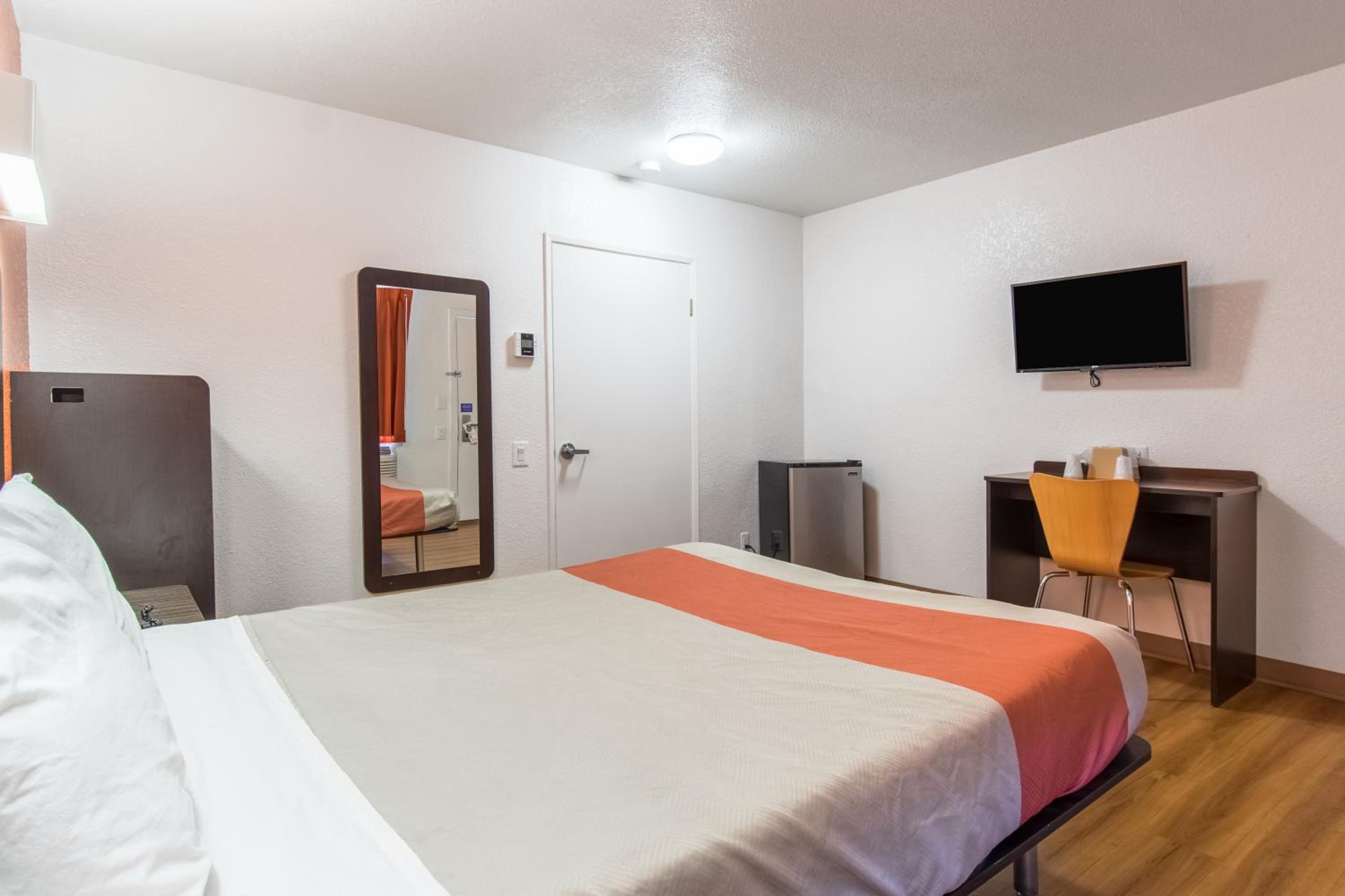 Motel 6 Bakersfield view 5